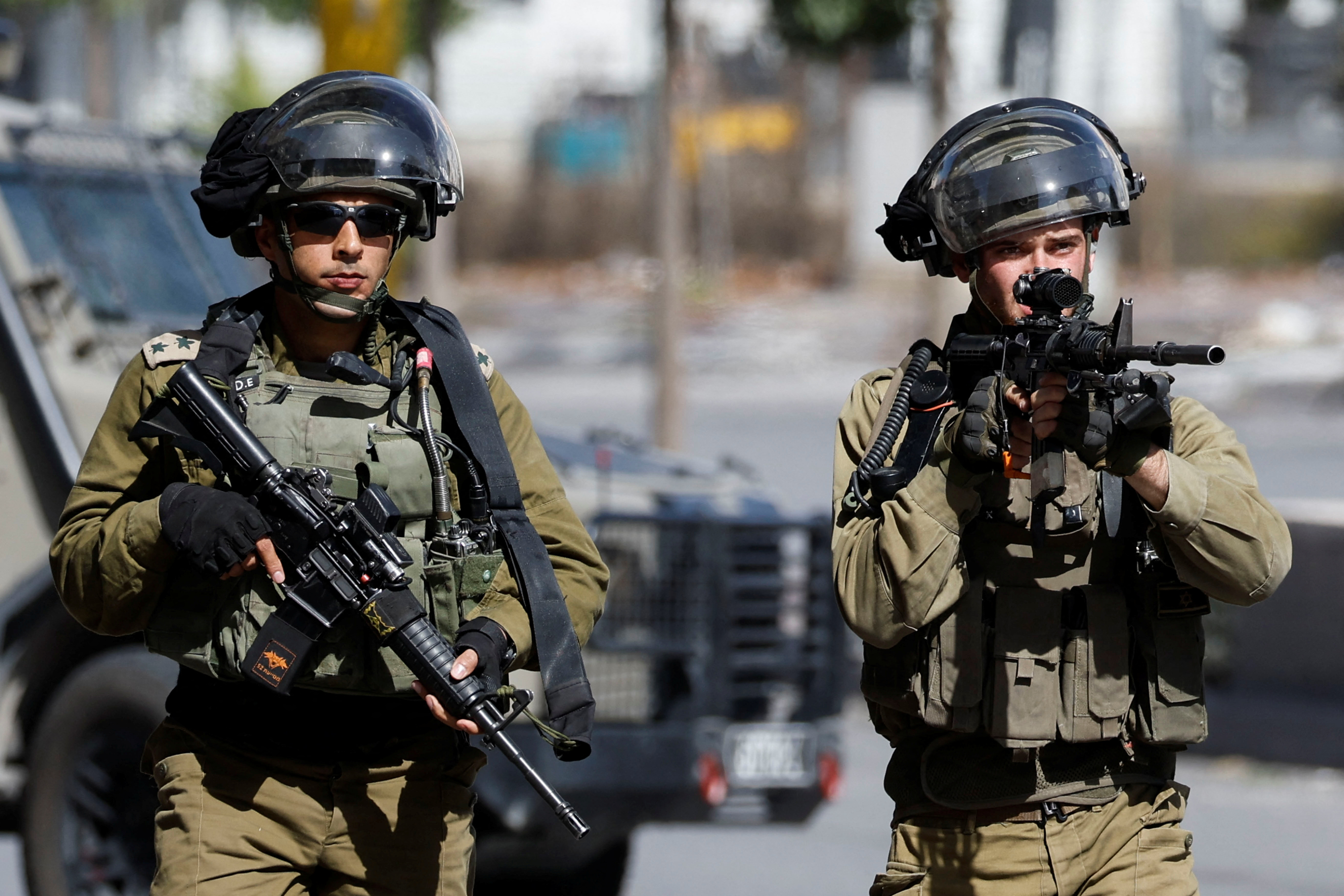 Soldados israelíes toman posición durante los enfrentamientos con los palestinos tras una mortífera incursión israelí en Nablus, en Hebrón, en Cisjordania, el 25 de octubre de 2022. REUTERS/Mussa Qawasma