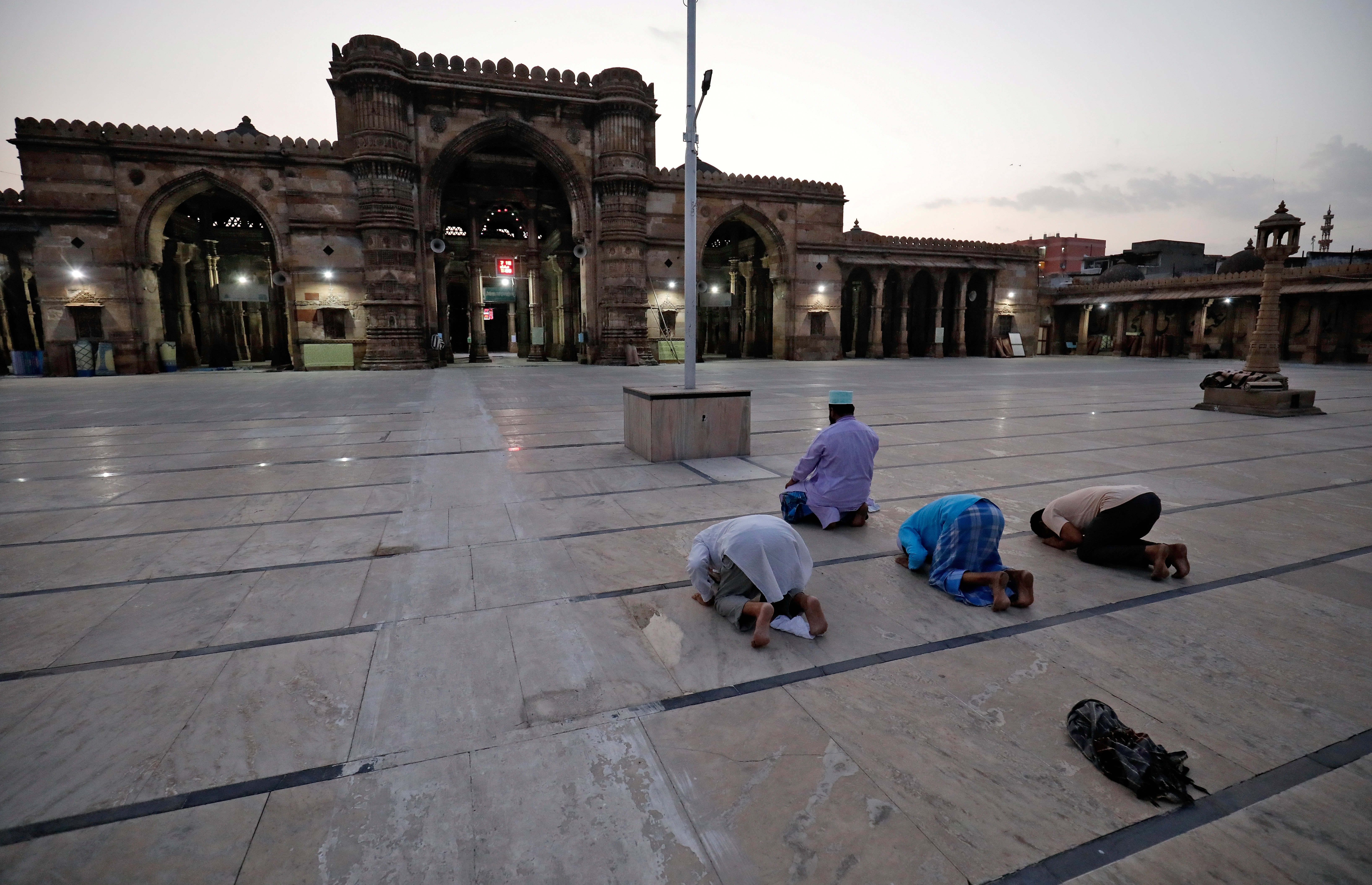 Musulmanes orando respetando la distancia social en Ahmedabad, India (REUTERS/Amit Dave)