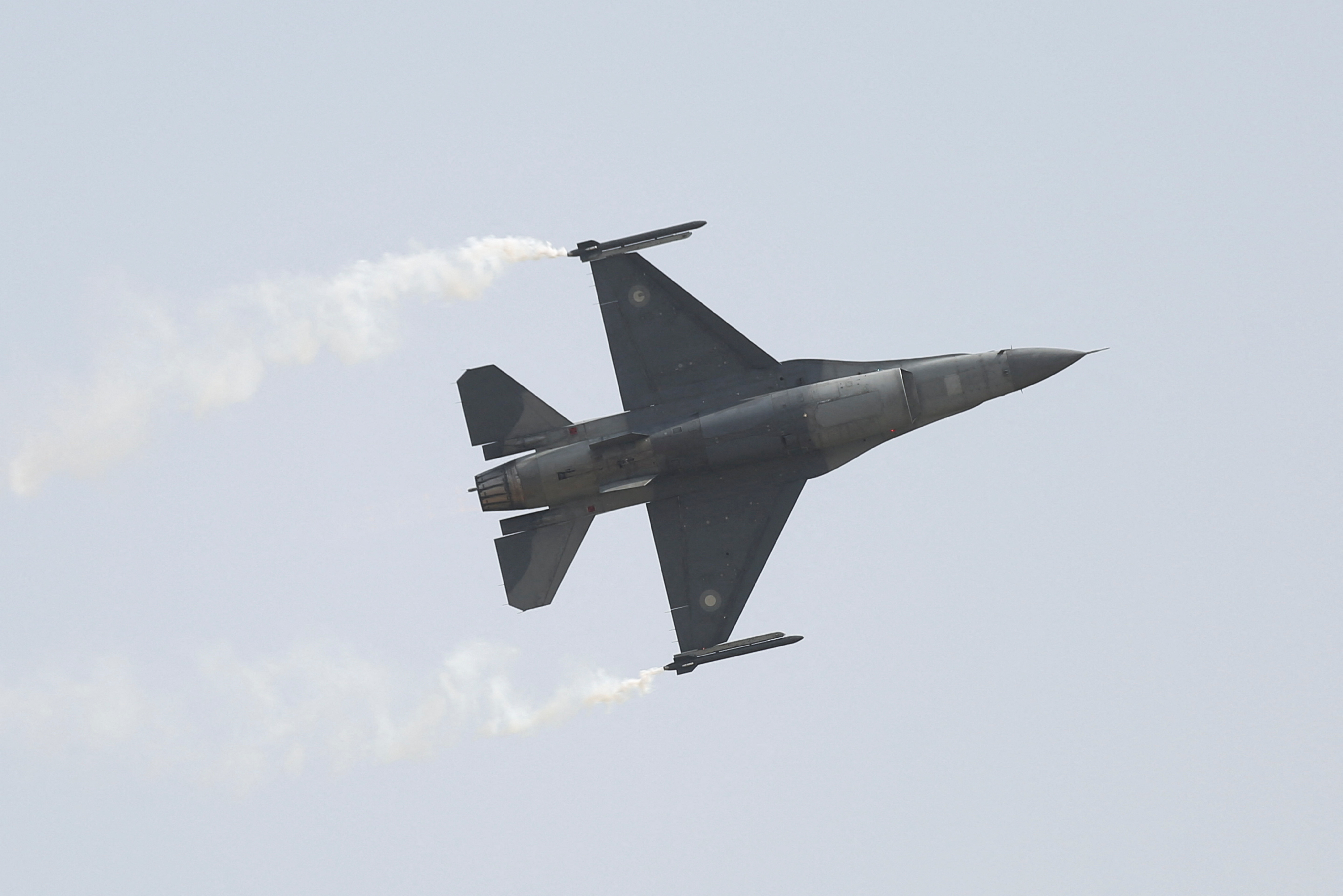 Oficiales superiores y pilotos de la Fuerza Aérea probaron en Pekín aviones de combate chinos