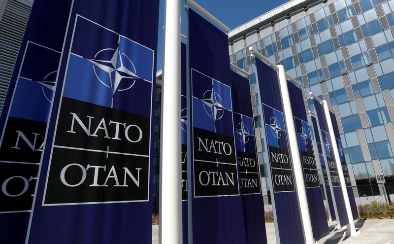 Carteles con el logo de la OTAN durante la mudanza al nuevo edificio en Bruselas,  en Bélgica, 19 de abril del  2018. REUTERS/Yves Herman/Archivo