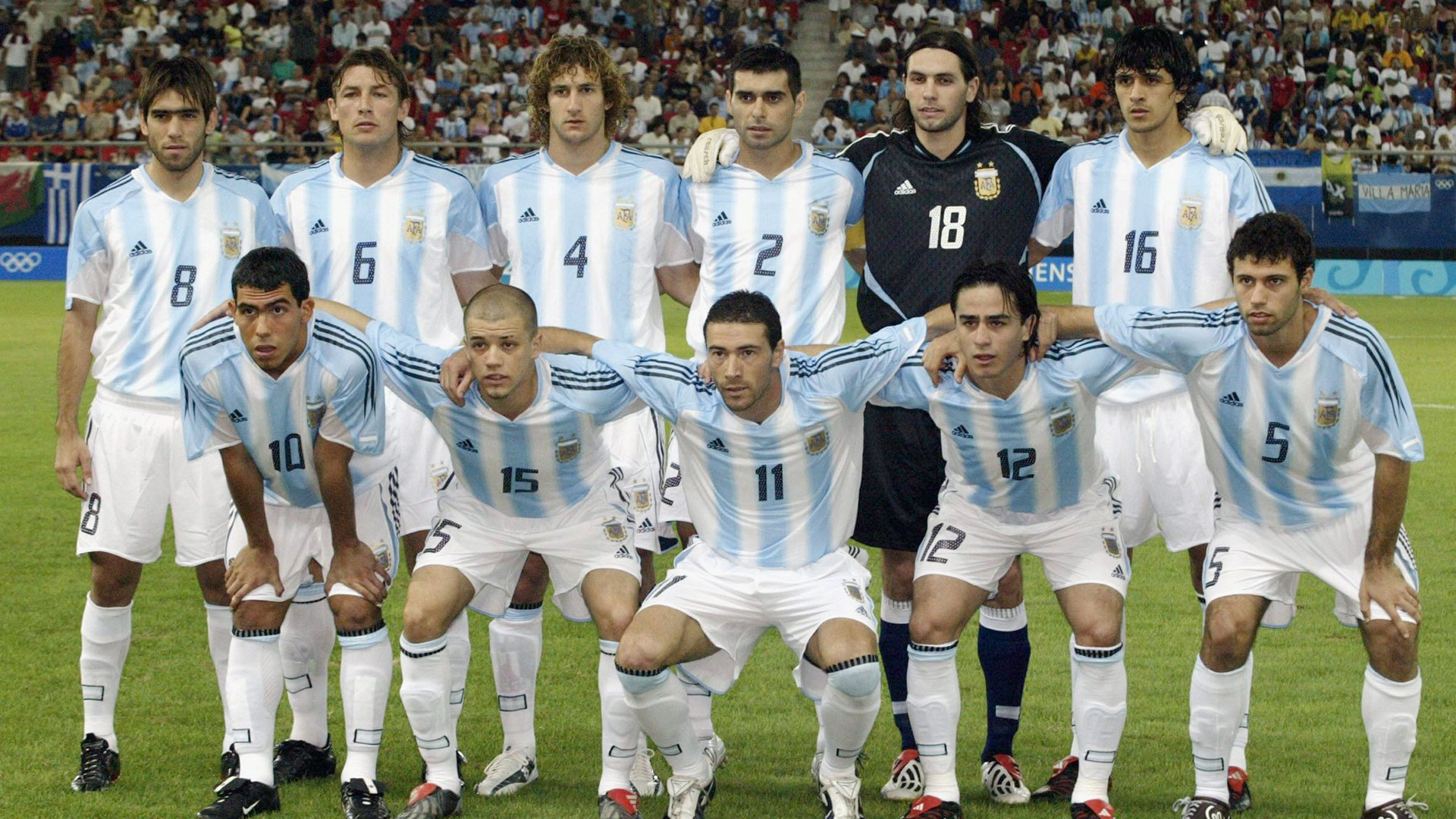 La camiseta de la selección argentina con las dos estrellas en el pecho, algo que lució de manera formal por primera vez Argentina en los Juegos Olímpicos de Atenas 2004 (Foto: Getty Images)
