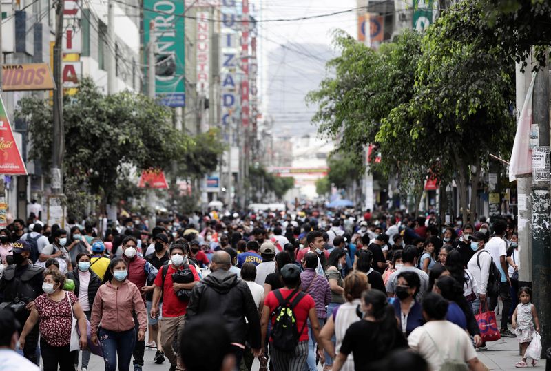 Imagen de archivo de gente caminando en una calle atestada mientras aumentan los nuevos casos de COVID-19. 12 de enero, 2022. REUTERS/Angela Ponce/Archivo