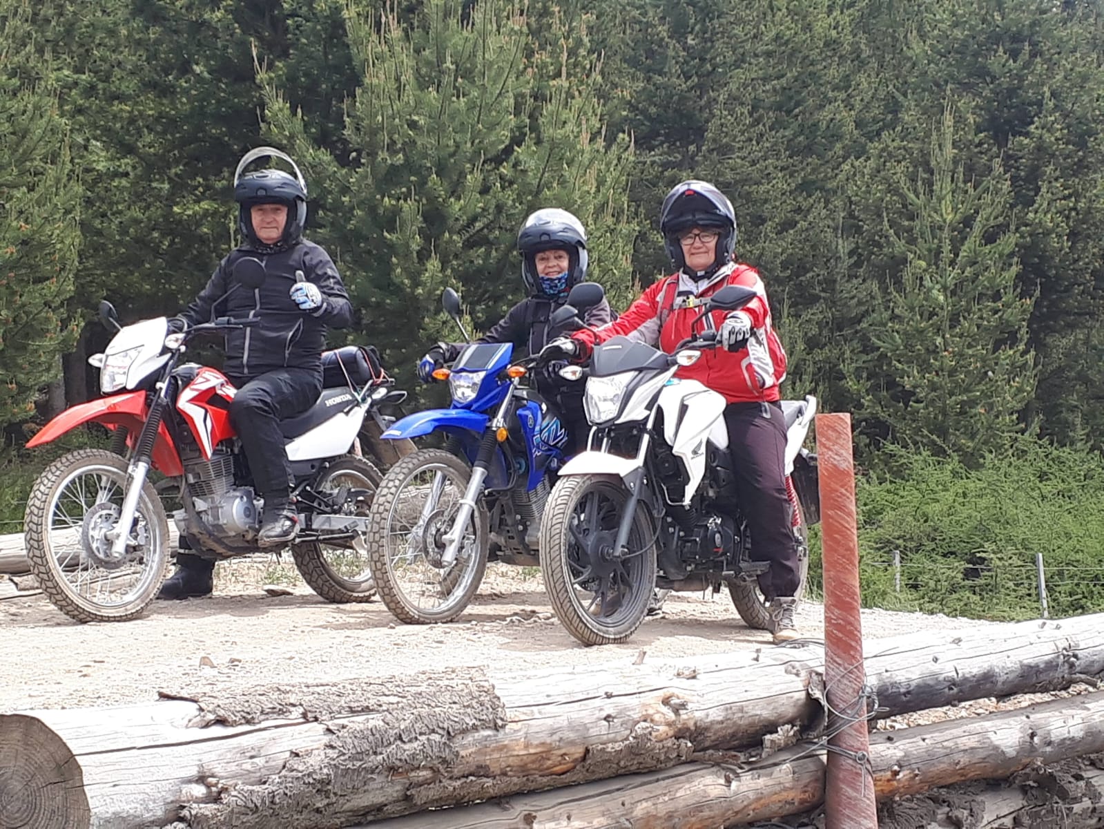 Una foto de diciembre de 2021, durante una excursión en motos enduro en Bariloche. La de la moto azul, es María Cristina, su mujer. Al lado, una amiga de ella, Liliana. Son todos jubilados.