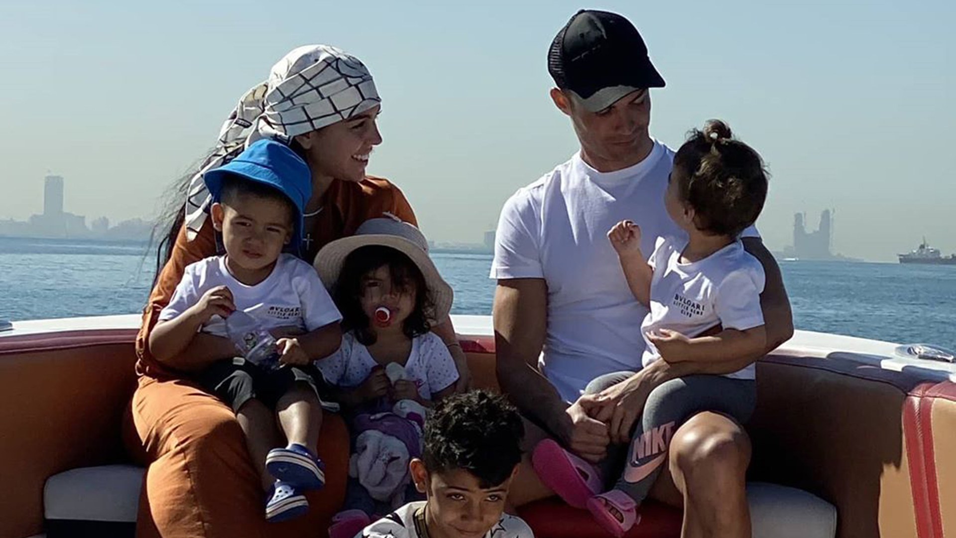 Cristiano Ronaldo junto a sus hijos y a Georgina Reodríguez