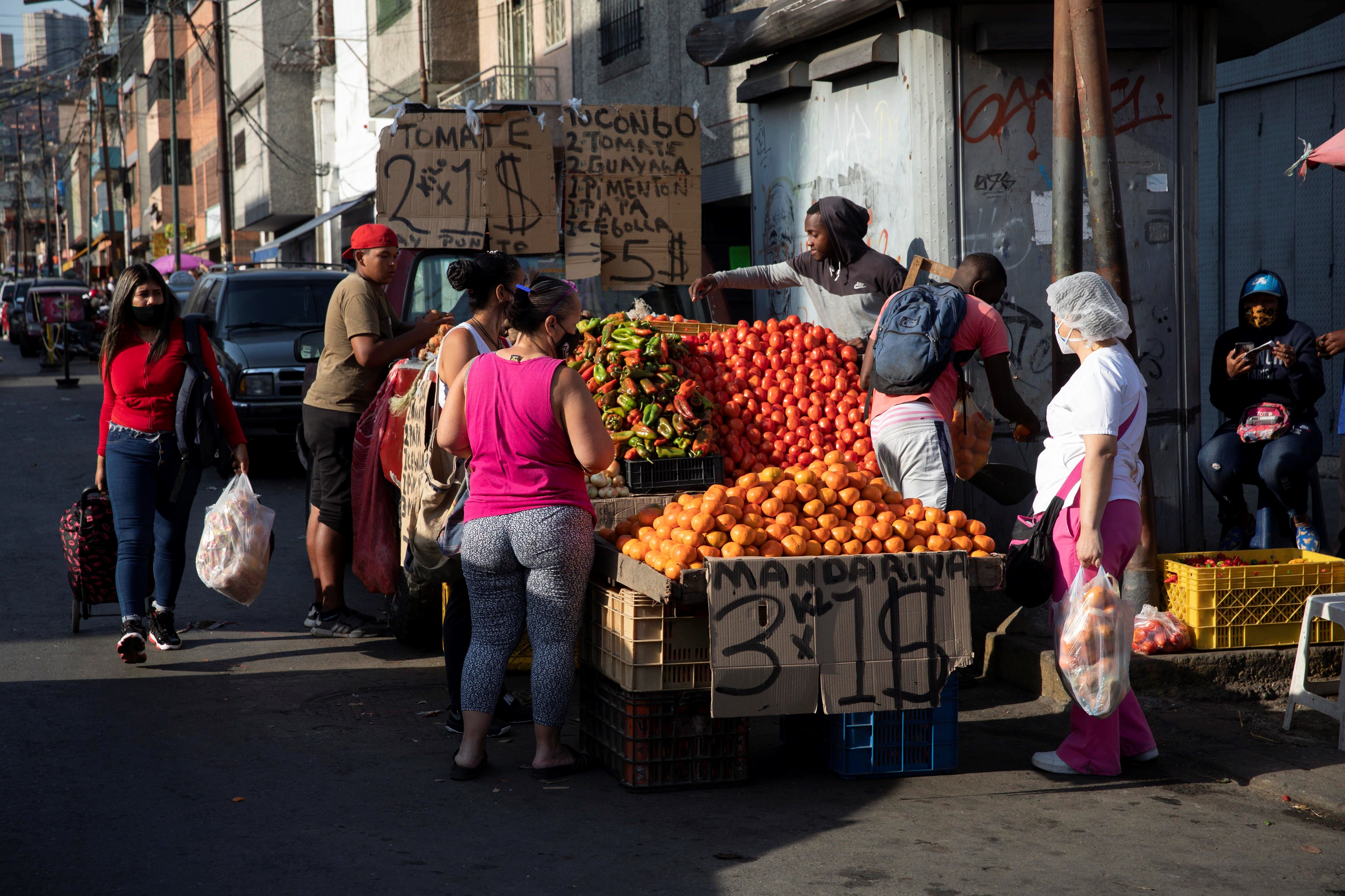 Vista de una venta de alimentos en una calle de Caracas, Venezuela. EFE/Rayner Peña R
