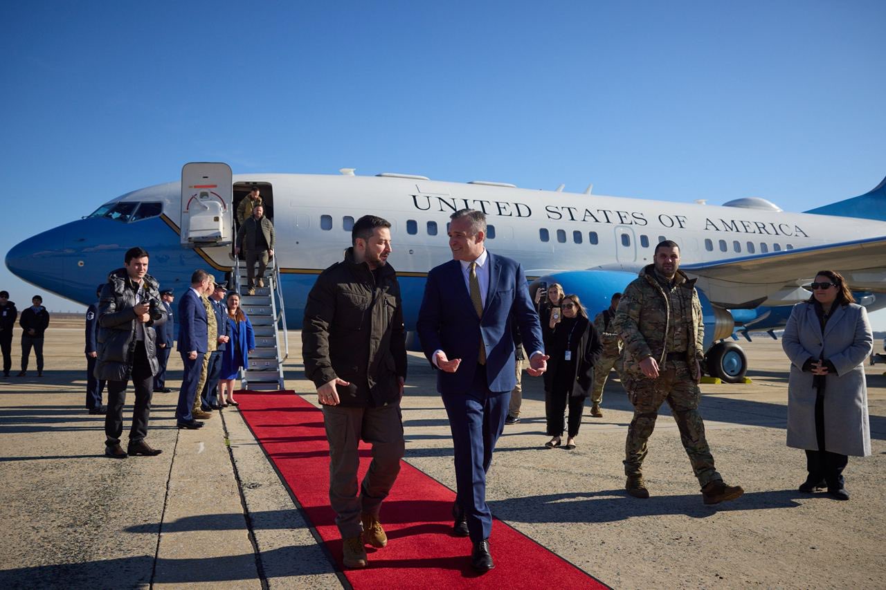 El Presidente Volodimir Zelensky de Ucrania arriba a Washington DC para entrevistarse con Joe Biden en la Casa Blanca. Fue recibido por el jefe de Protocolo de la Casa Blanca, Rufus Gifford (Presidencia Ucrania)