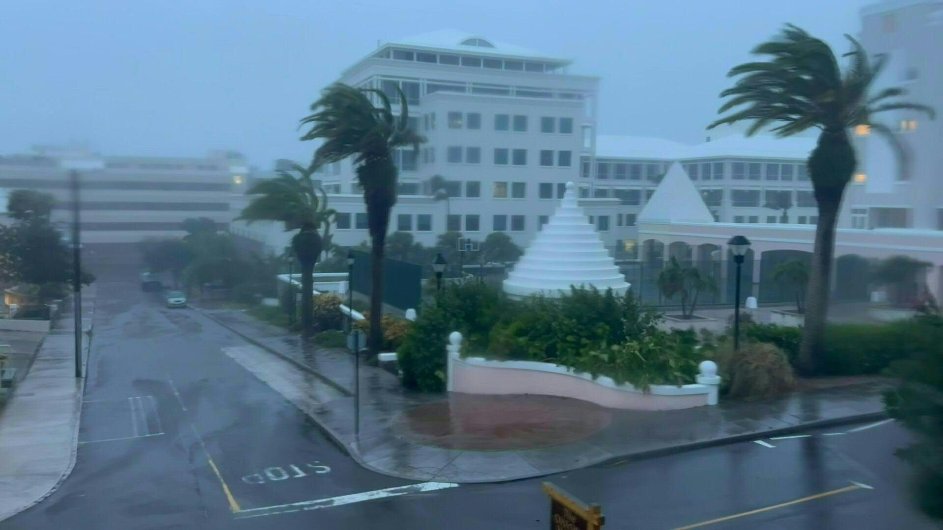 Ráfagas de 160 km/h y lluvias torrenciales azotaron las Bermudas la madrugada del viernes, dejando a miles sin electricidad, cuando el huracán Fiona, después de causar estragos en el Caribe, esquivó este archipiélago del océano Atlántico (AFP)