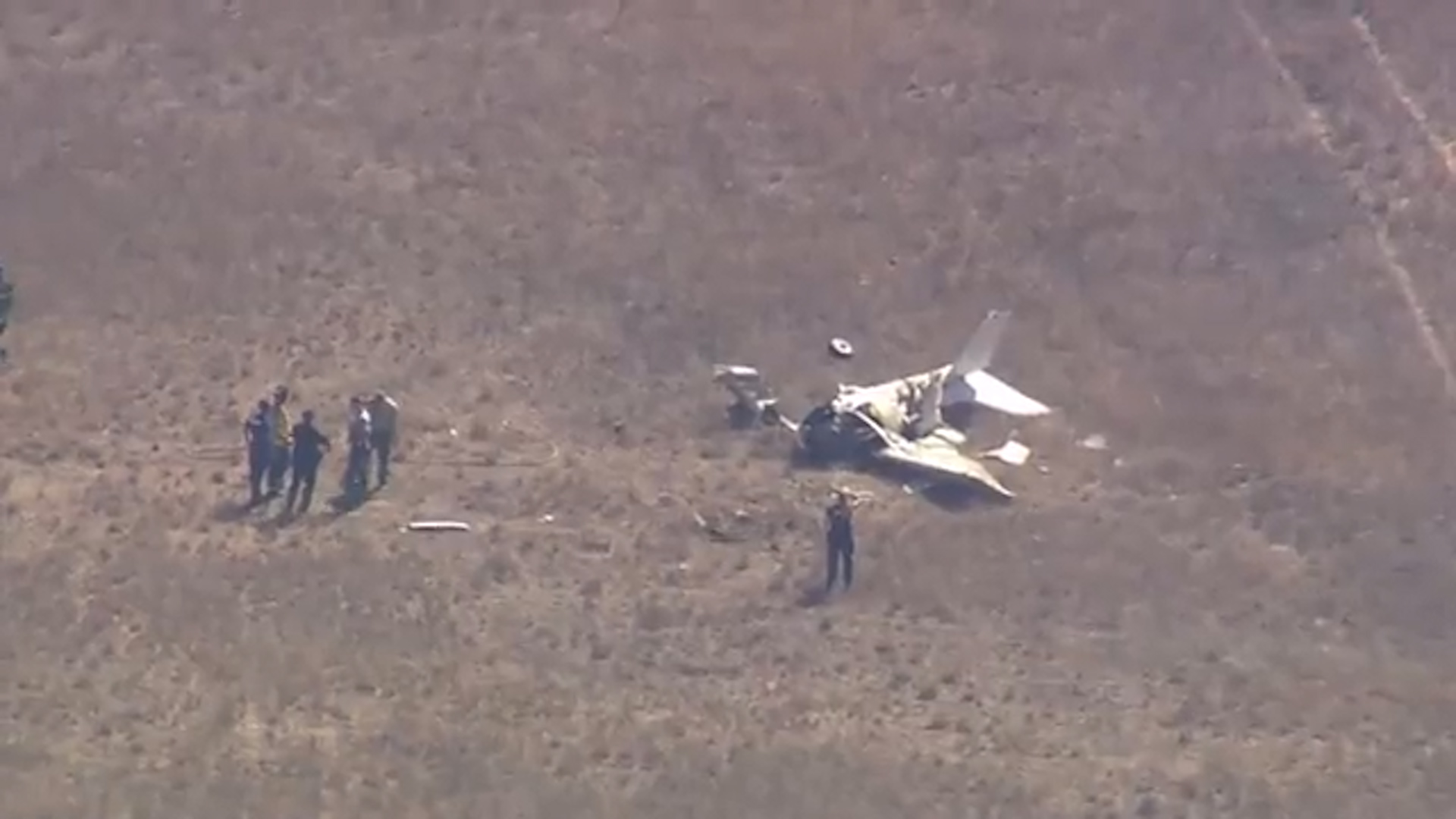 Chocaron dos avionetas en pleno vuelo en California: reportan varios muertos 