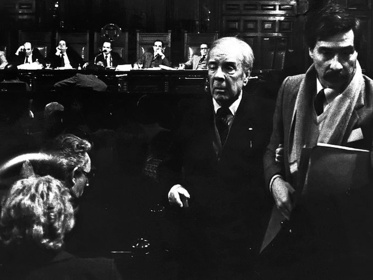 Jorge Luis Borges presenció horrorizado los testimonios de las catacumbas