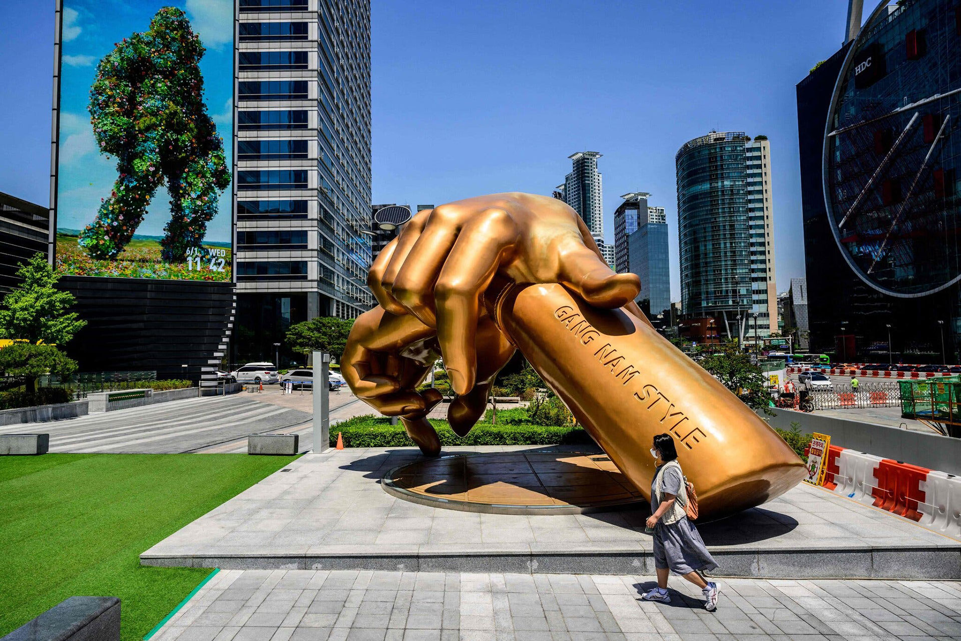 Una escultura de bronce en Gangnam, obra del artista Hwang Man-seok, modelada según el característico movimiento de la mano del “Gangnam Style”.Credit...Anthony Wallace/Agence France-Presse — Getty Images