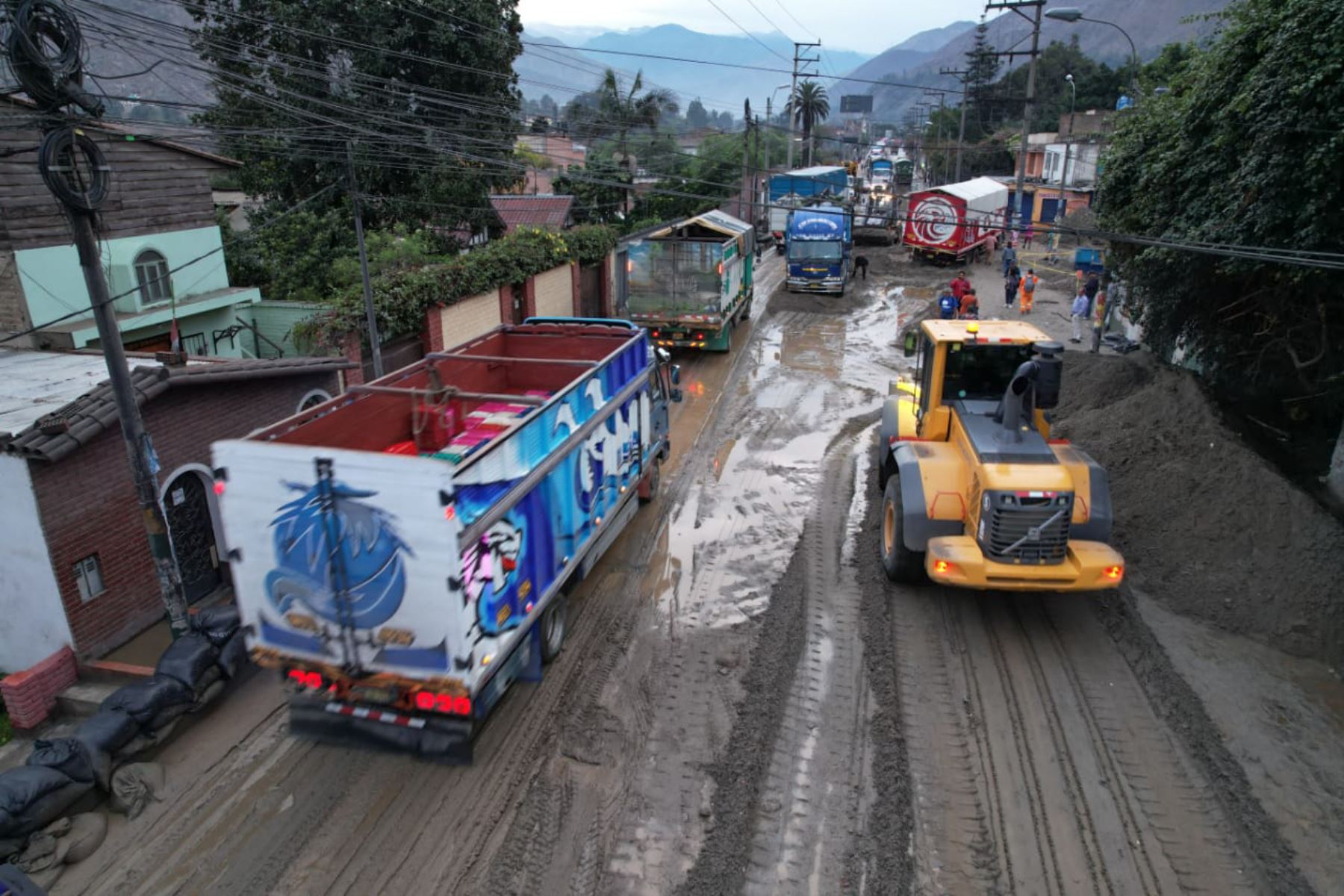 La caída de un huaico en Chosica y Chaclacayo afectó notablemente la Carretera Central. Miles de vehículos pesados quedaron varados o sufrieron dificultades para avanzar en la vía.