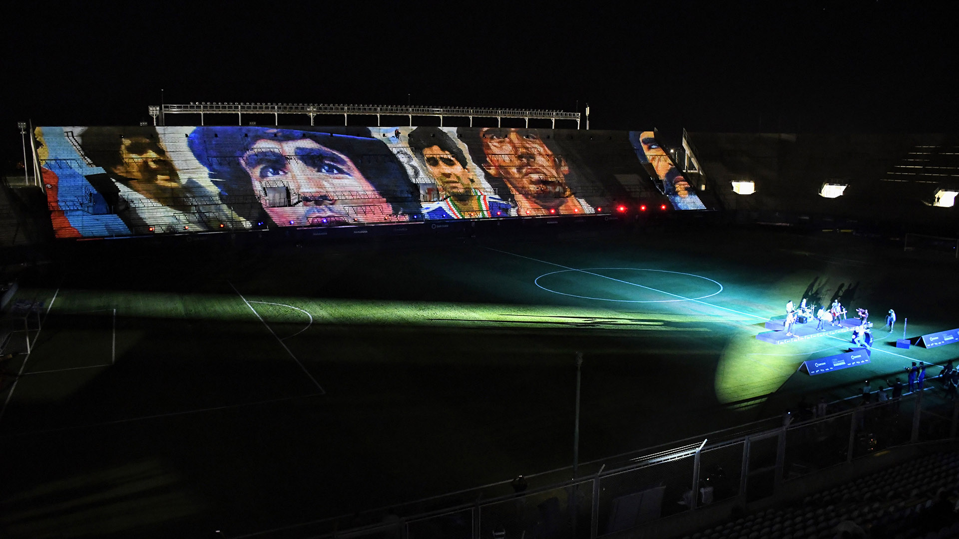 La banda de rock formada por futbolistas le rinde tributo a Maradona. Una gran idea en la previa de la final
