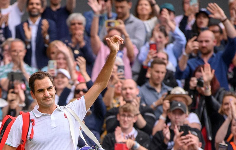 Federer logró 103 títulos de ATP. En la imagen, recibe la ovación en Wimbledon (REUTERS/Ben Solomon)