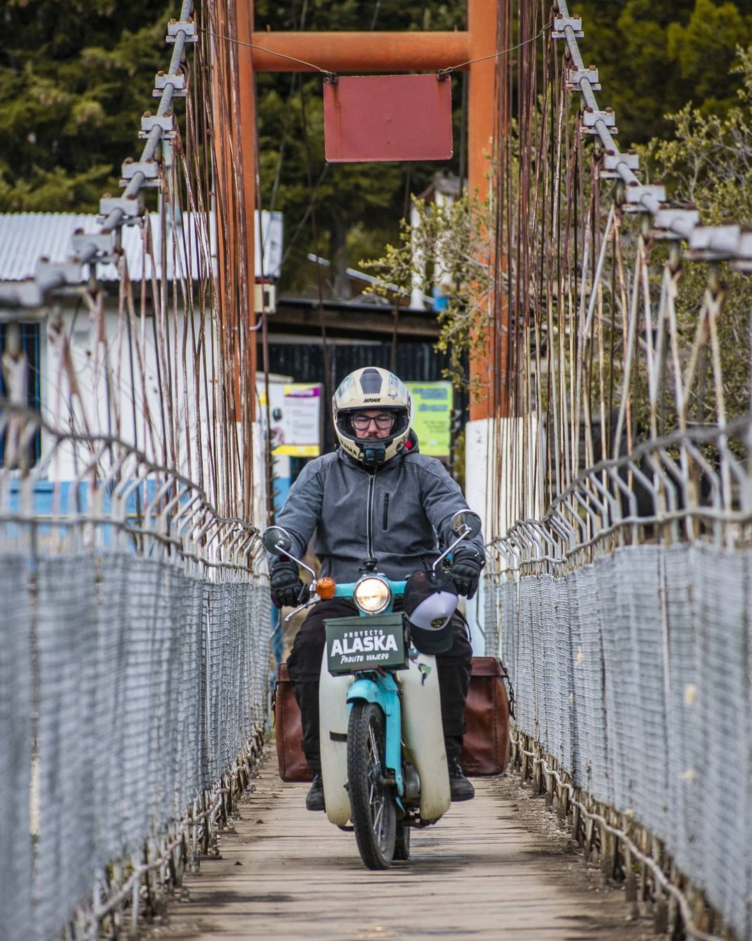 Cruzando un puente en Villa Lanquín, cerca de Bariloche en la Patagonia. Viaja en moto, solo y ligero (@gabrielsaavedrafotografias)