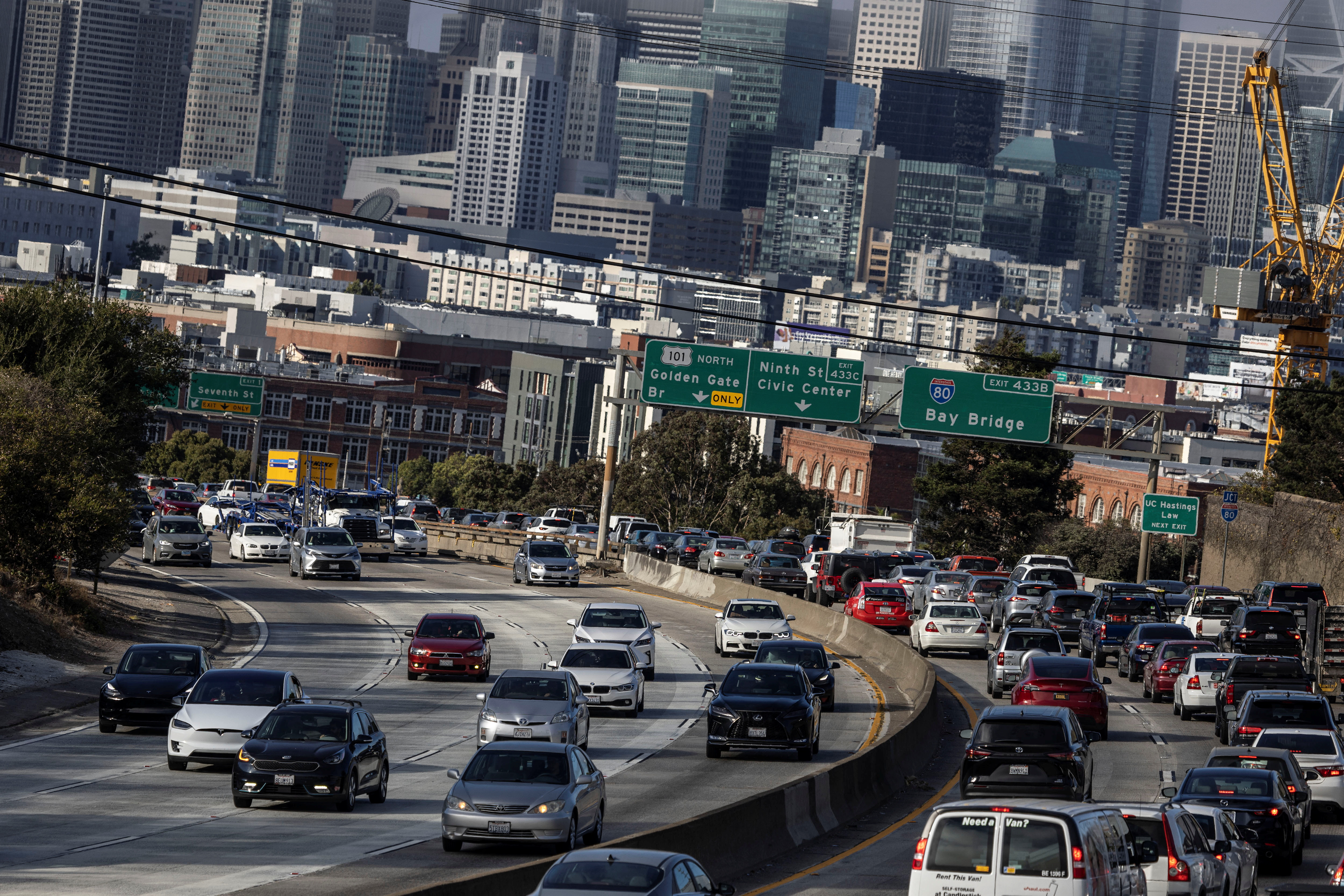 Una vista de los autos en la carretera durante el embotellamiento de la hora pico (REUTERS/Carlos Barria)