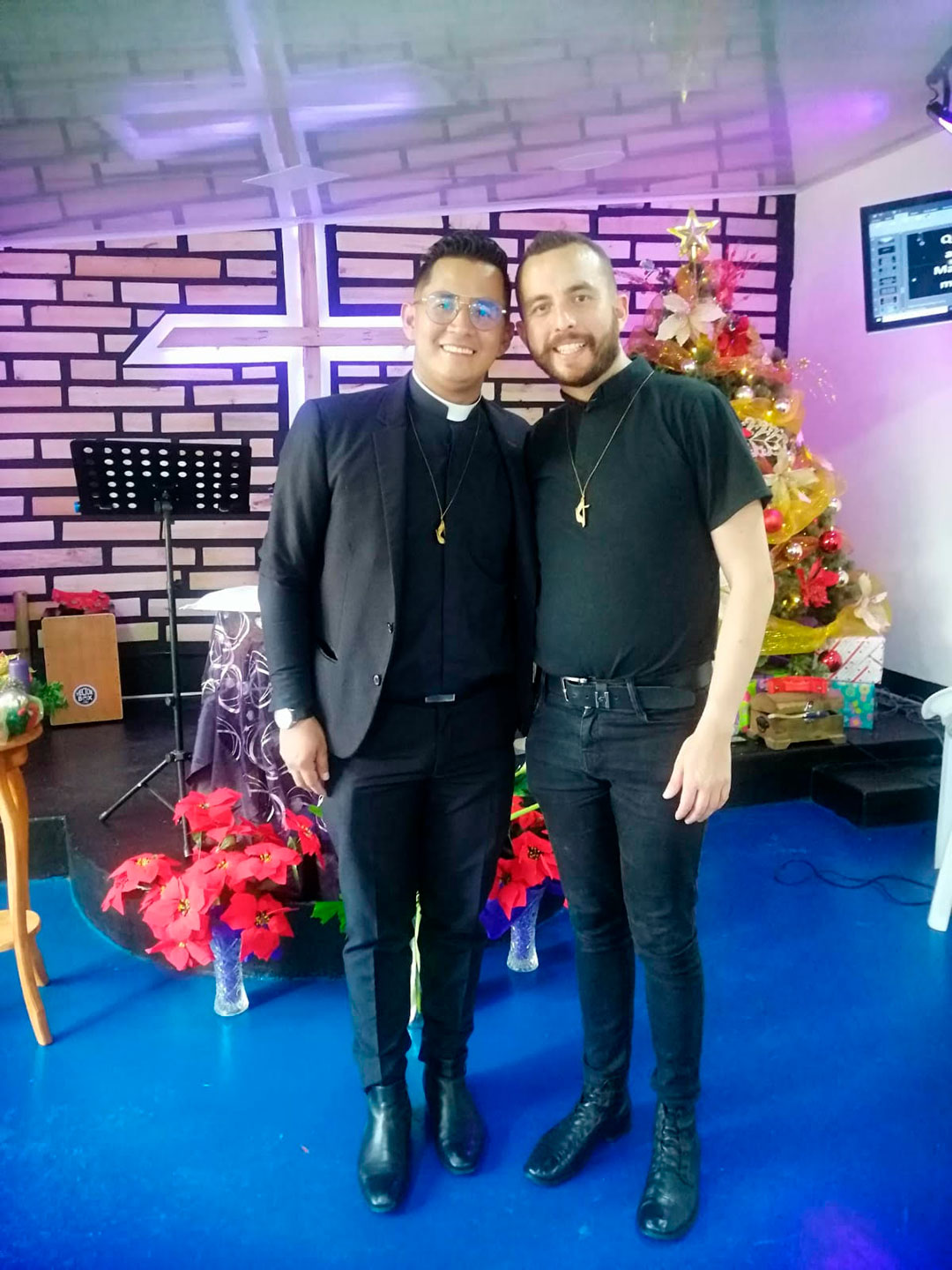 Jhon (izquierda) es el primer pastor abiertamente gay de una Iglesia Metodista en América Latina.