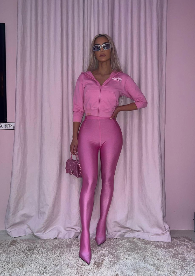 Otra gran celebridad que parece haberse inspirado en Barbie este verano es Kim Kardashian, quien cambió su ya icónica gótica lycra negra de Balenciaga por unas rosas a principios de este mes (Instagram)