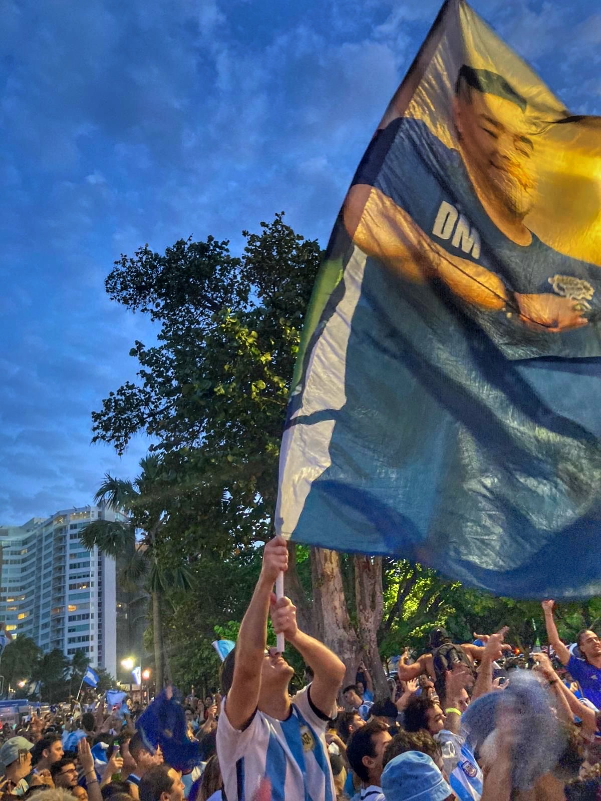 North Beach quedó vestida de celeste y blanco, y una bandera con la imagen de Diego Maradona le dio el toque final a la alegría argentina.