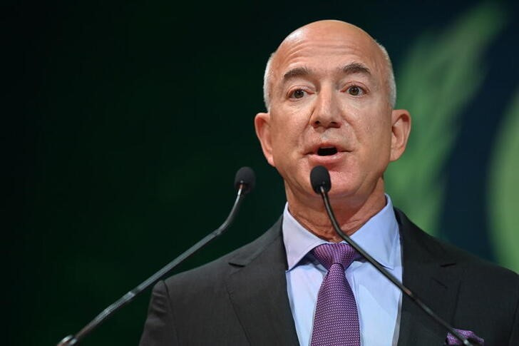 El CEO de Amazon, Jeff Bezos, habla durante la Conferencia de las Naciones Unidas sobre el Cambio Climático (COP26) en Glasgow, Escocia. 2 de noviembre de 2021. Paul Ellis/Pool vía REUTERS