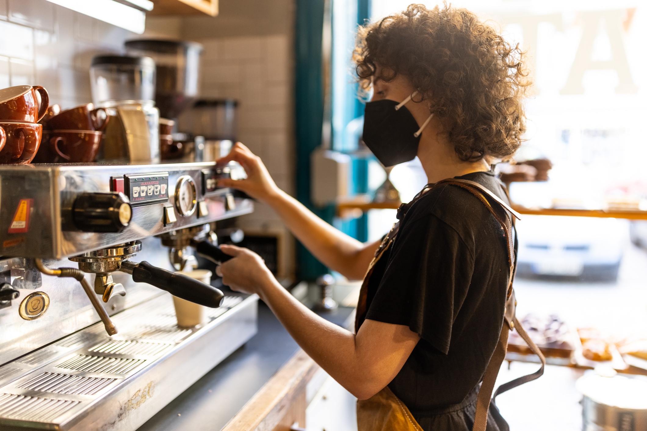 El cepo ya afecta al café: por los cupos para importar, las empresas del sector se vieron obligadas a reducir su producción 