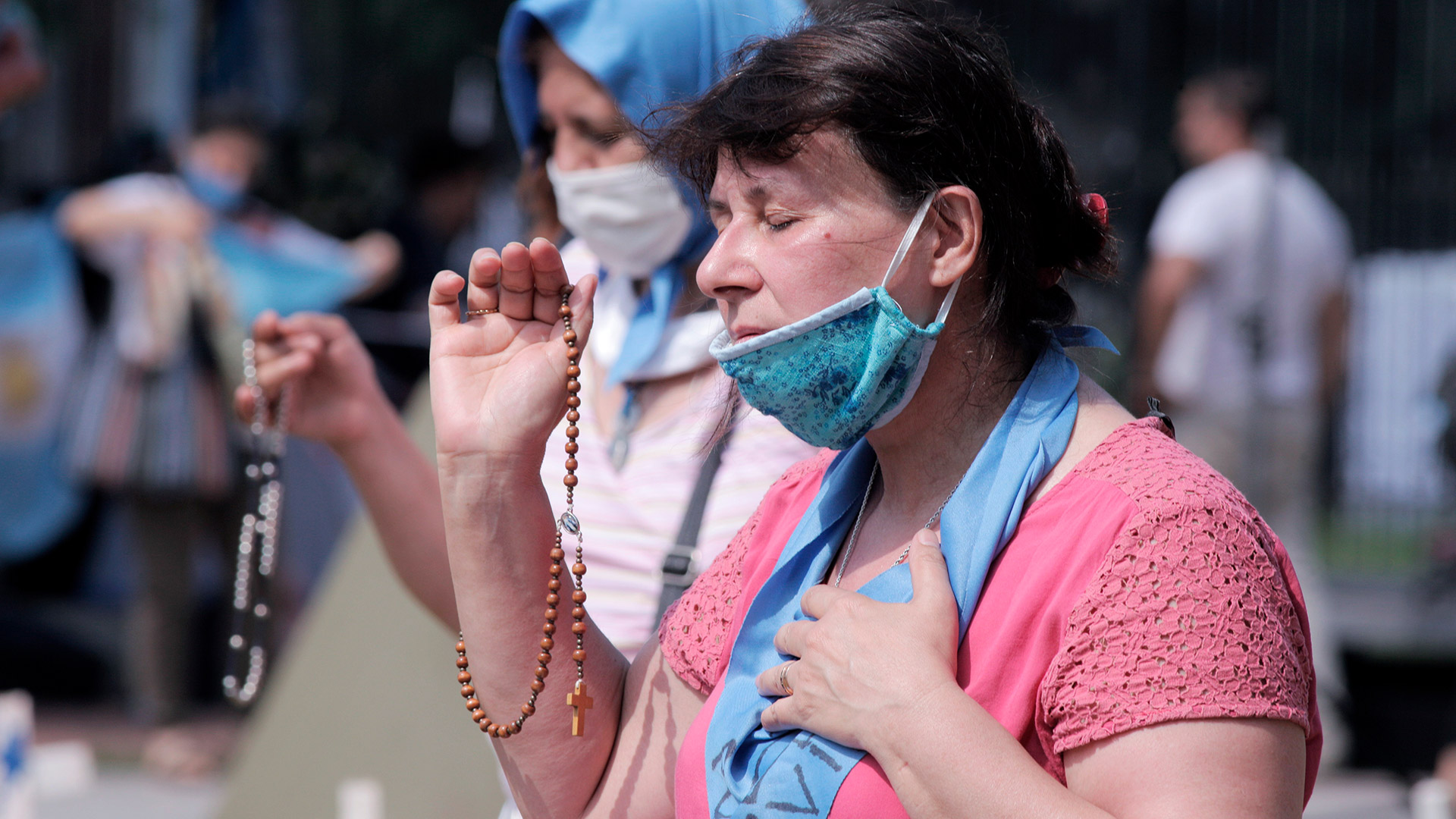 Los manifestantes "pro vida" se movilizaron con los clásicos pañuelos celestes, banderas argentinas y símbolos religiosos