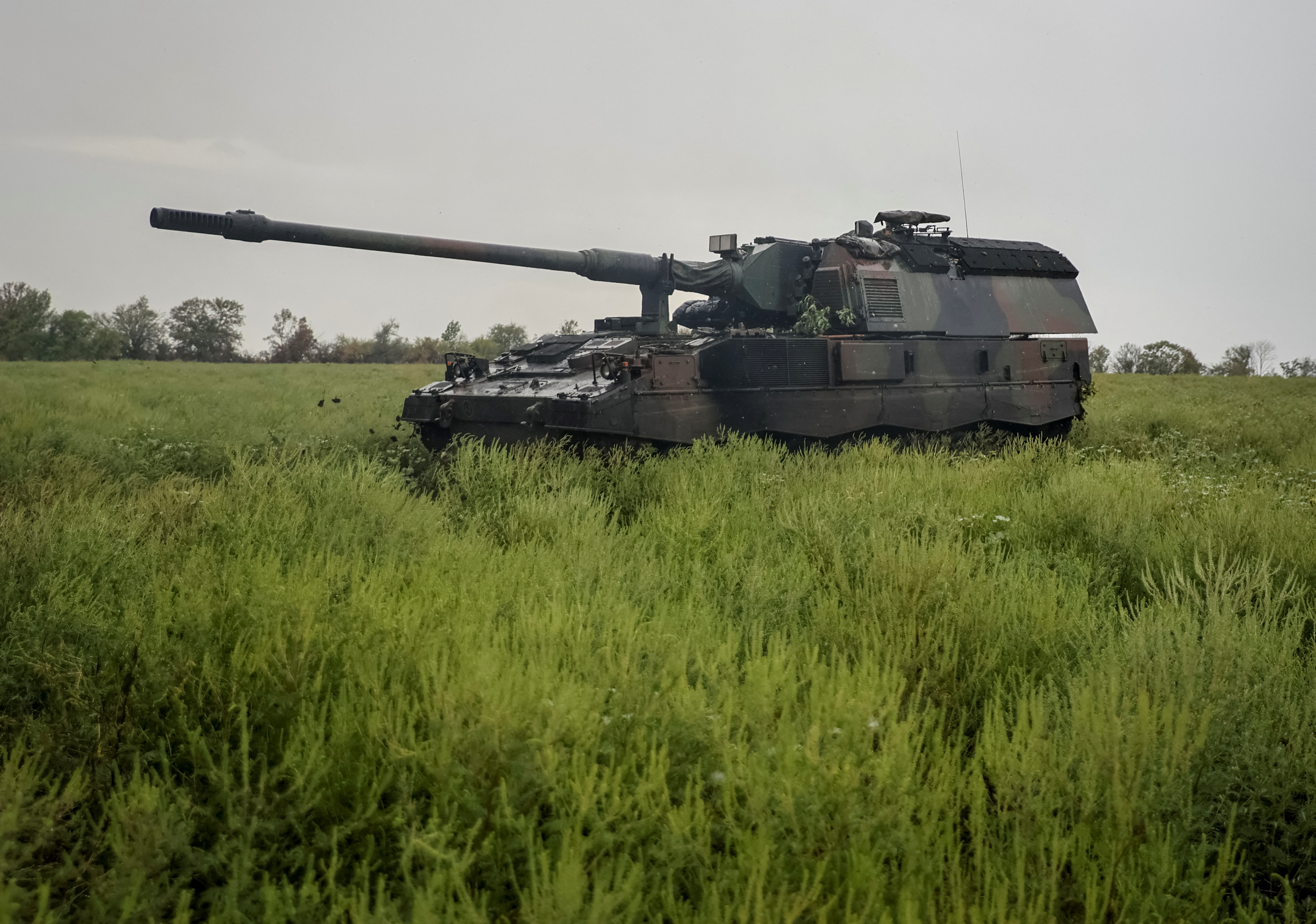 Un cañón autopropulsado alemán Panzerhaubitze 2000 se ve en la línea del frente, en medio del ataque de Rusia a Ucrania, en la región de Donbas, Ucrania 20 de agosto de 2022. REUTERS/Stringer/Archivo
