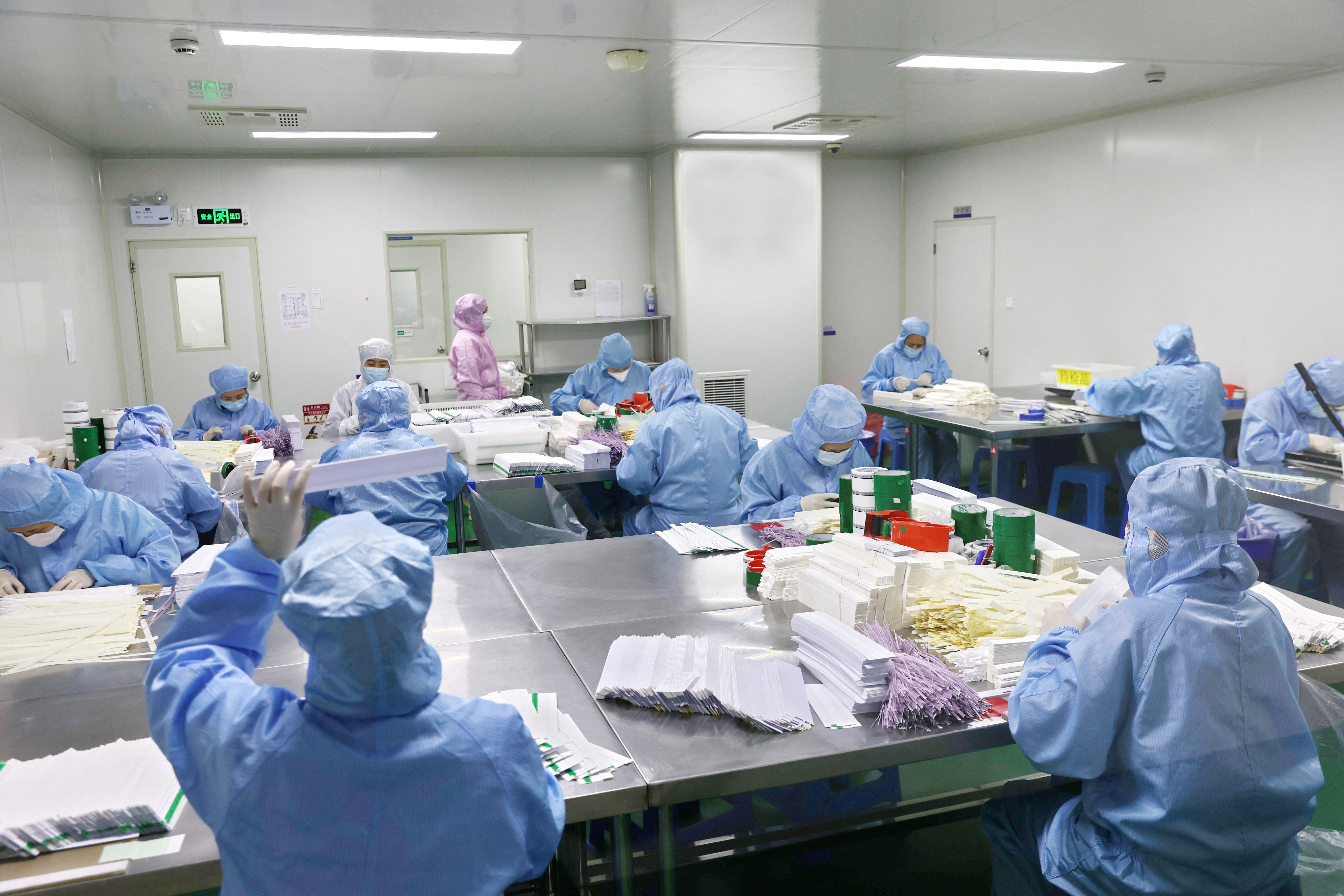 Trabajadores fabrican kits de prueba de antígenos para la enfermedad por coronavirus (COVID-19), en un taller en Nantong, provincia de Jiangsu, China