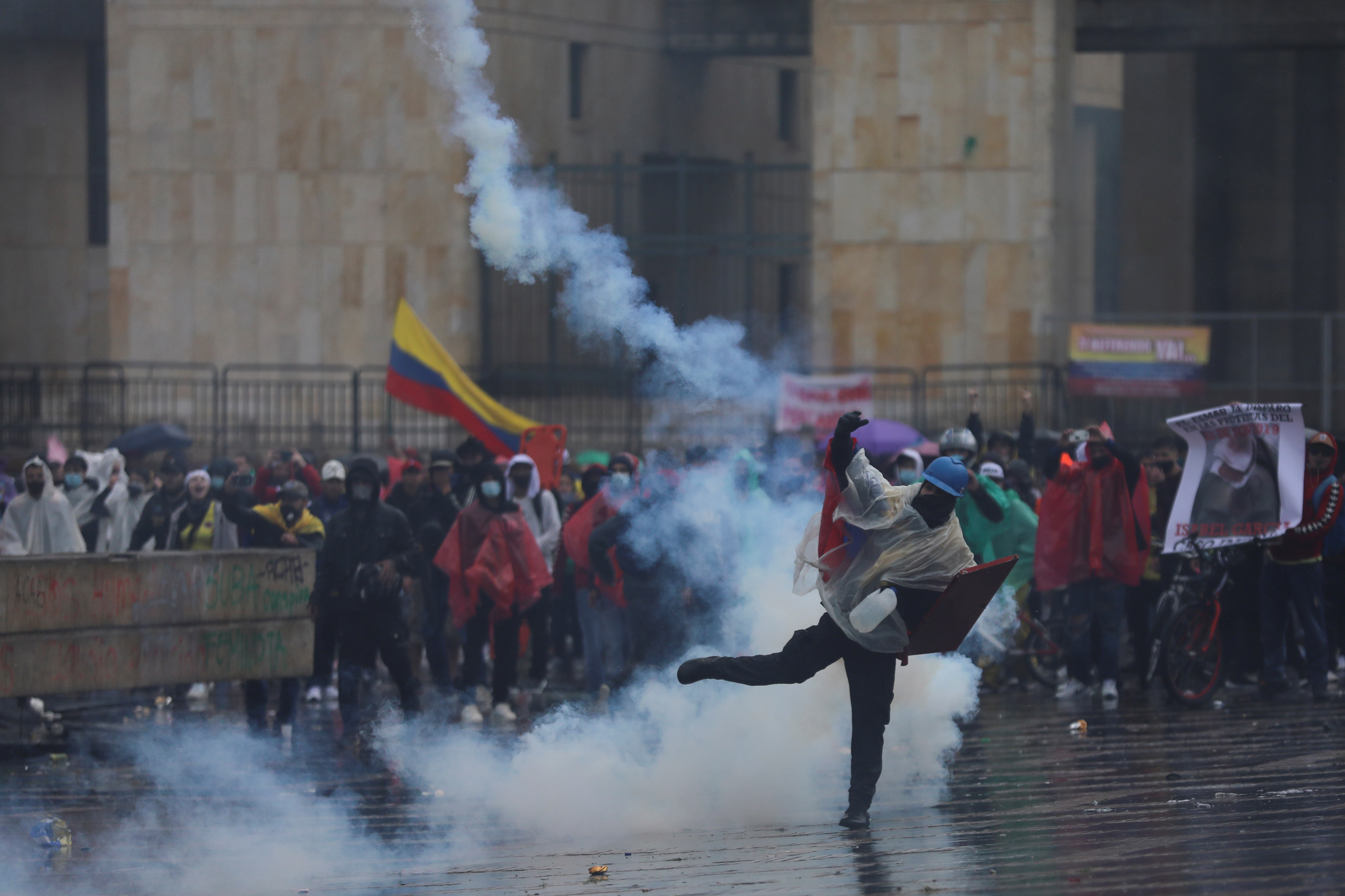 Un manifestante lanza un objeto durante una protesta contra la pobreza y la violencia policial en Bogotá, Colombia, este 5 de mayo de 2021 (Reuters/ Luisa González)