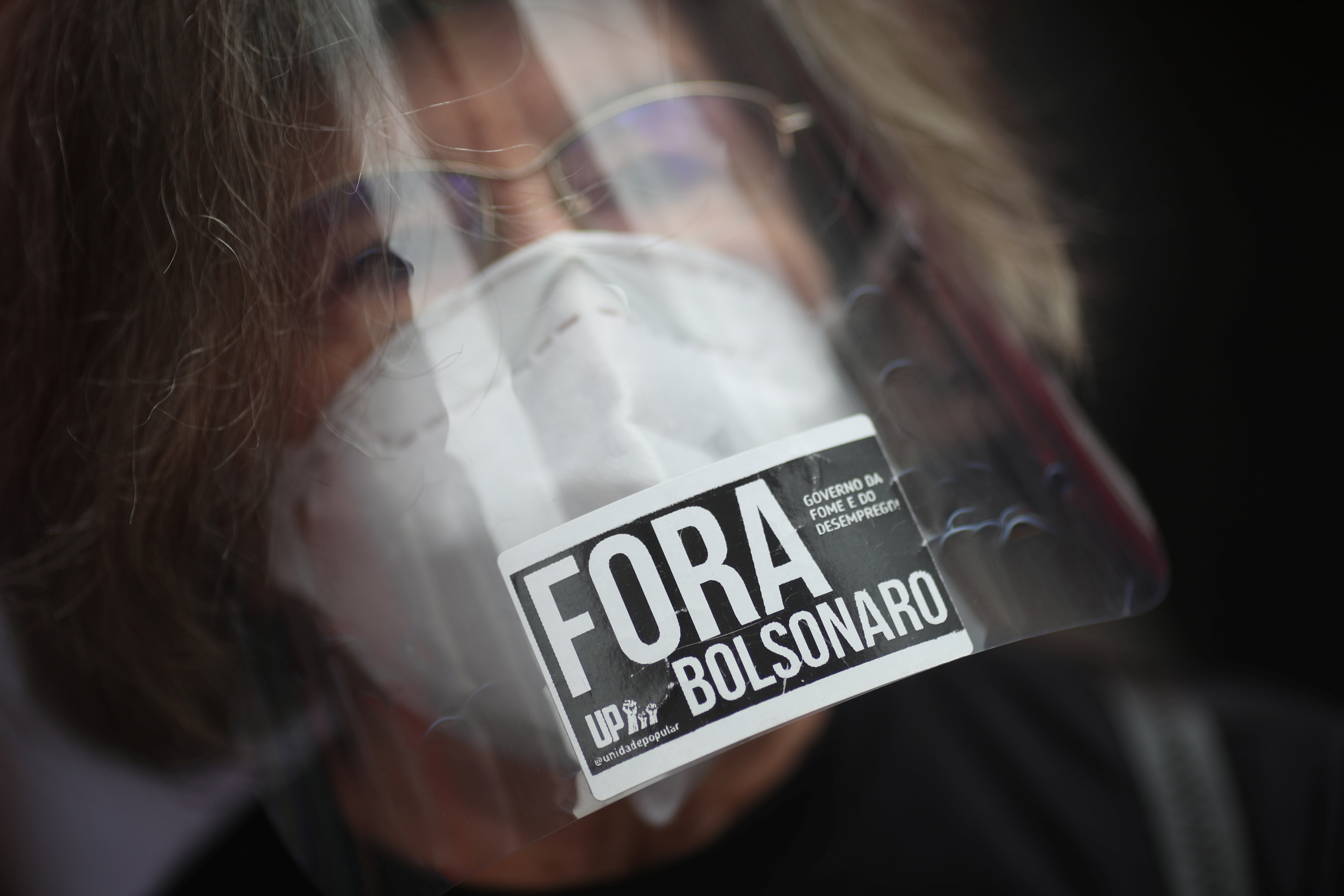 Una mujer pegó un sticker en su máscara protectora en la leyenda "Fuera Bolsonaro"