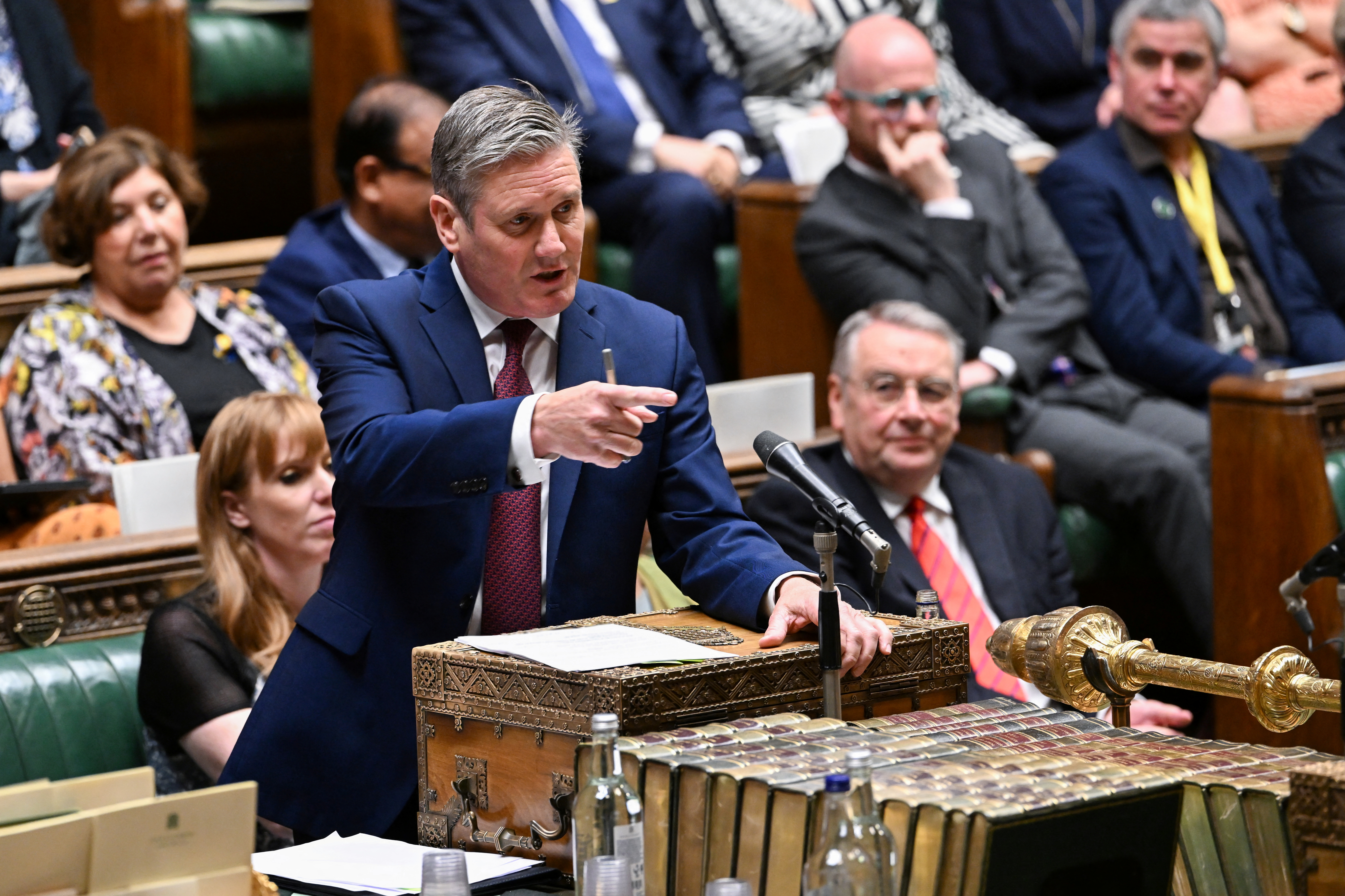 El líder de la oposición del Partido Laborista Británico, Keir Starmer, hace gestos durante las preguntas del primer ministro en la Cámara de los Comunes, en Londres, Gran Bretaña, el 18 de mayo de 2022 (Parlamento del Reino Unido/Jessica Taylor/Folleto vía REUTERS)