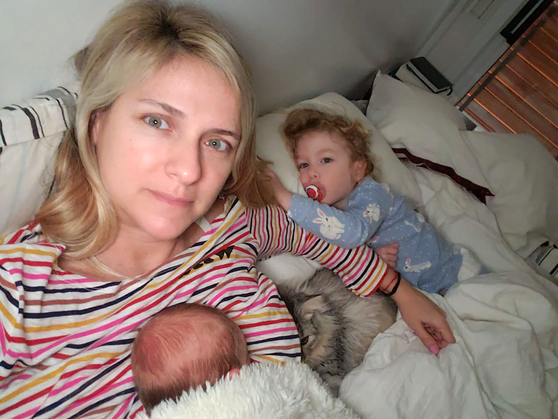 La mujer que dio a luz en su casa con su marido como obstetra y su otra hija durmiendo al lado: “Fue una escena digna de una comedia”