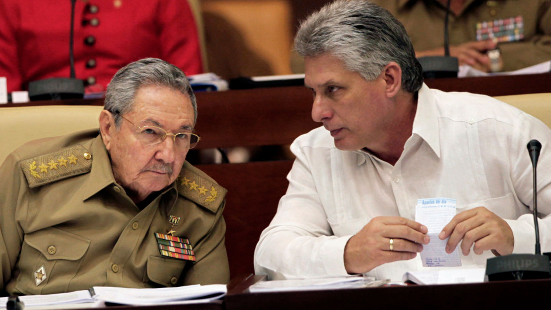 Raúl Castro y  Miguel Díaz Canel.