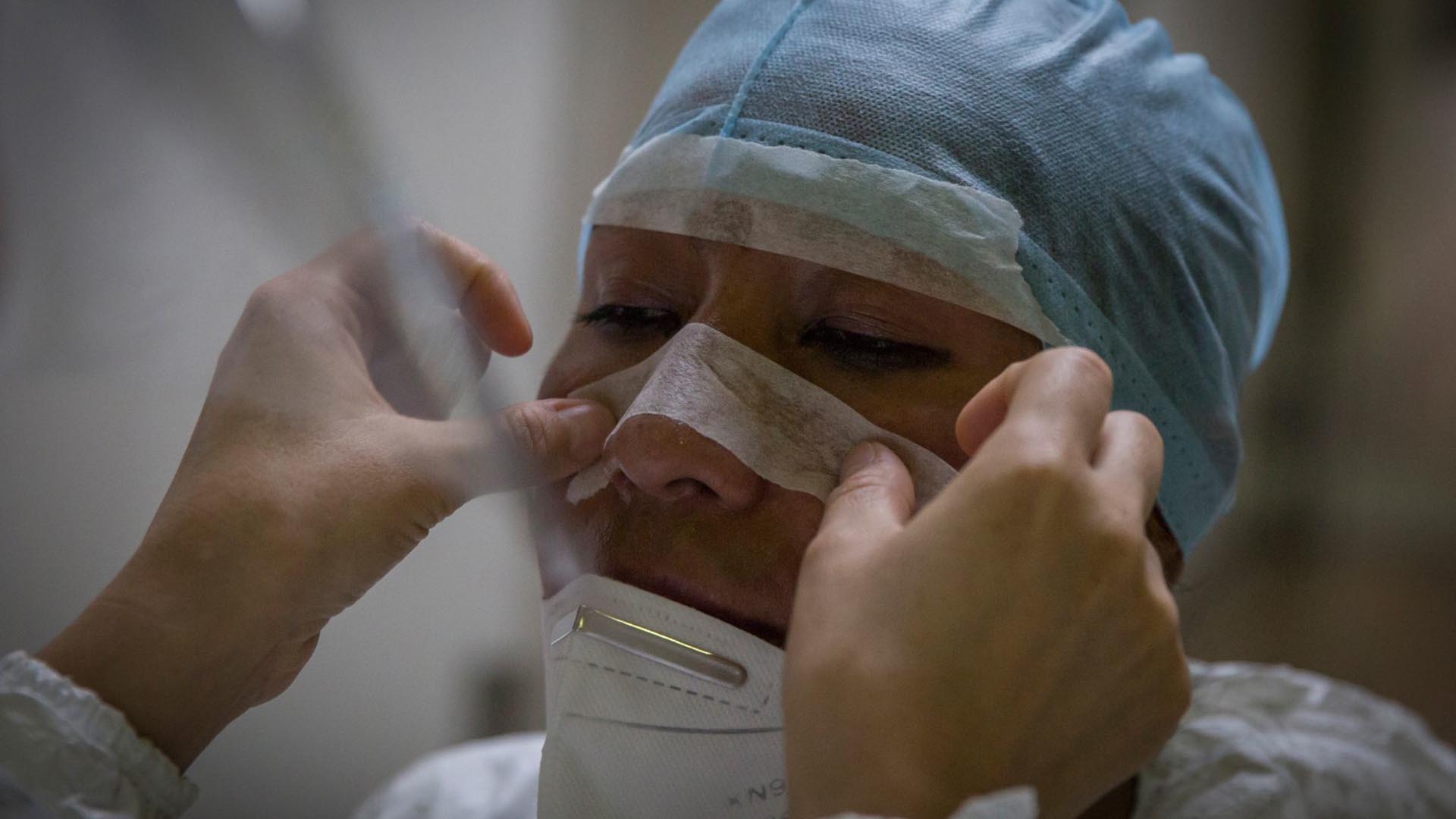 Personal médico de la Cruz Roja Tijuana se coloca el equipo de protección para accesar a la Unidad de Cuidados Intensivos (UCI), lugar donde se atiende a personas infectadas de COVID-19 (Foto: Cuartoscuro/Omar Martínez)