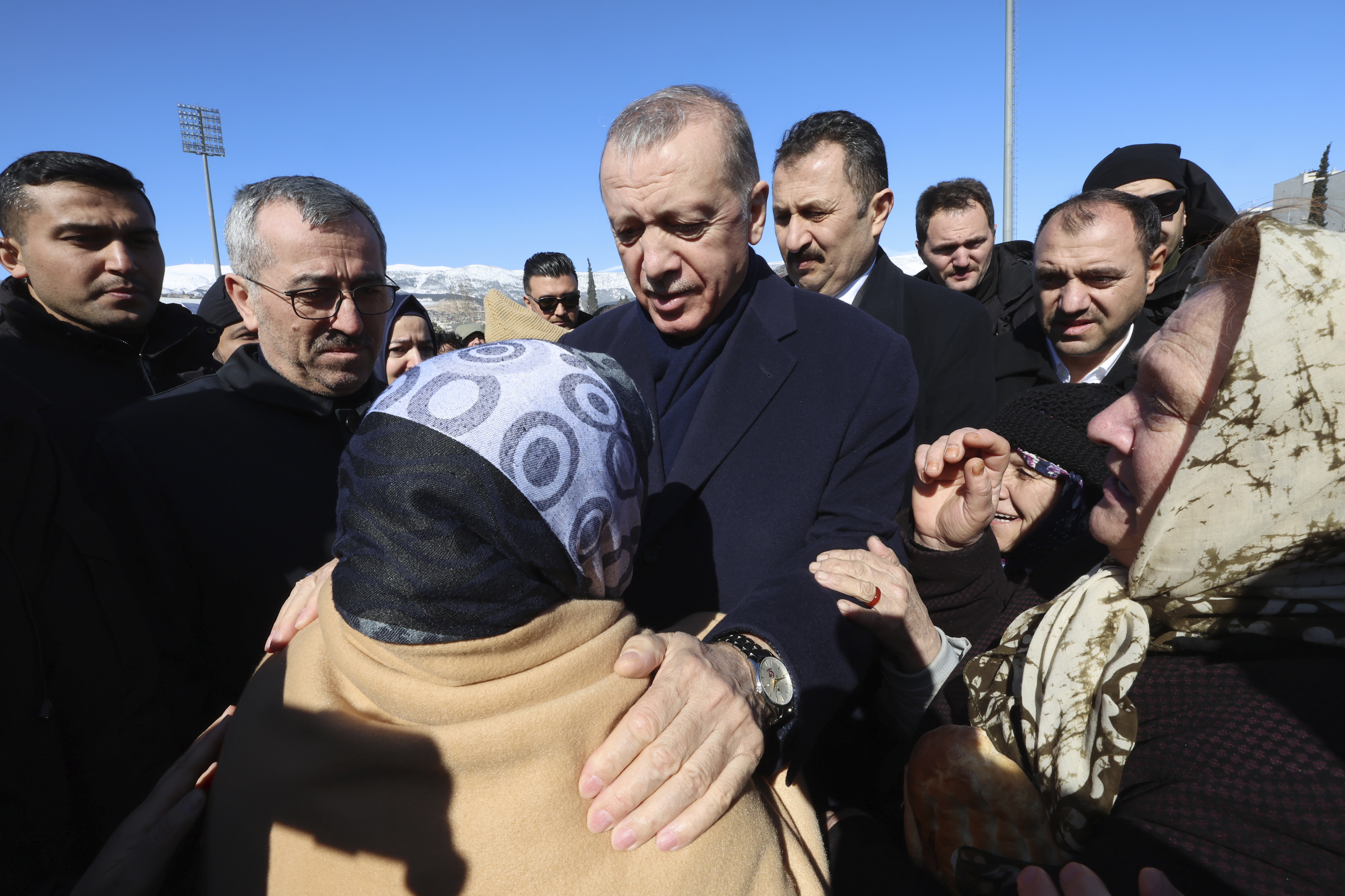 El presidente de Turquía, Recep Tayyip Erdogan, habla con una sobreviviente durante una visita al centro de la ciudad de Kahramanmaras, destruido por un potente sismo, en el sur de Turquía, el 8 de febrero de 2023. Presidencia de Turquía vía AP/Archivo