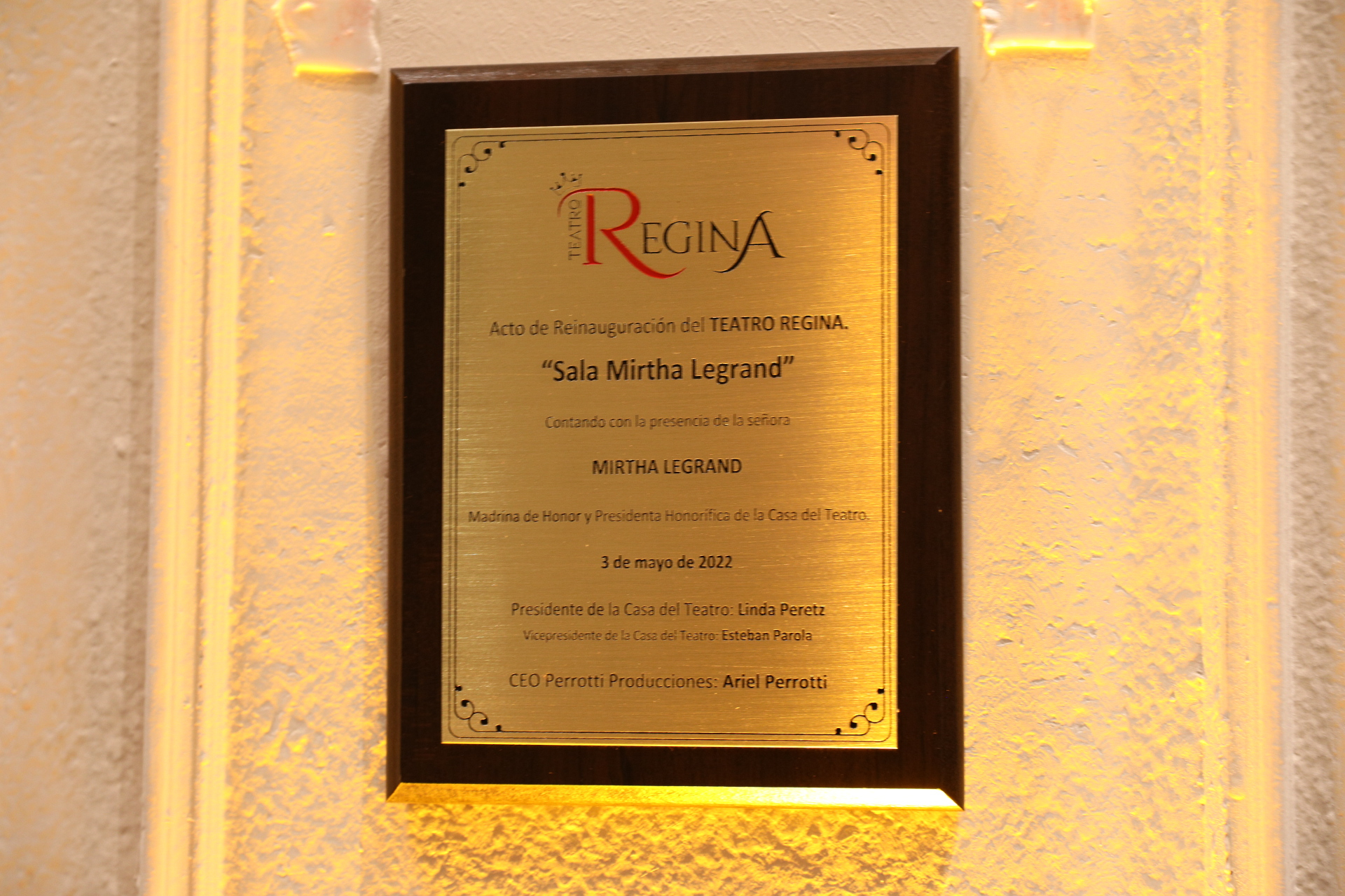 La placa que descubrió Mirtha Legrand en la reinauguración del Teatro Regina