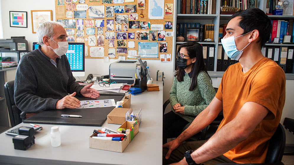 Kornblihtt habla con familiares de pacientes con EMA para dales buenas noticias sobre el avance contra esta enfermedad (Conicet)