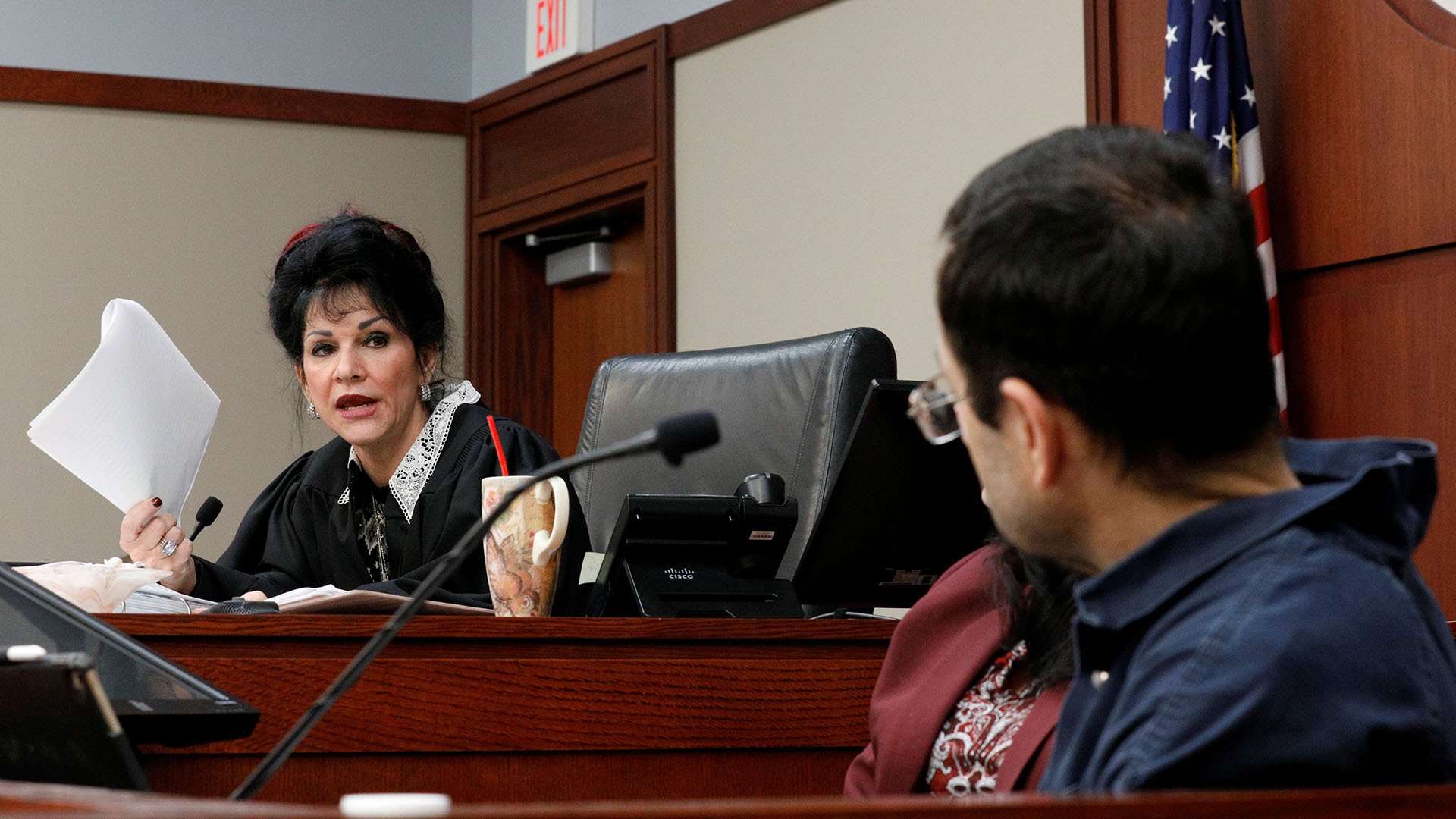 La jueza Aquilina en el momento de dictarle la sentencia a Nassar (REUTERS)