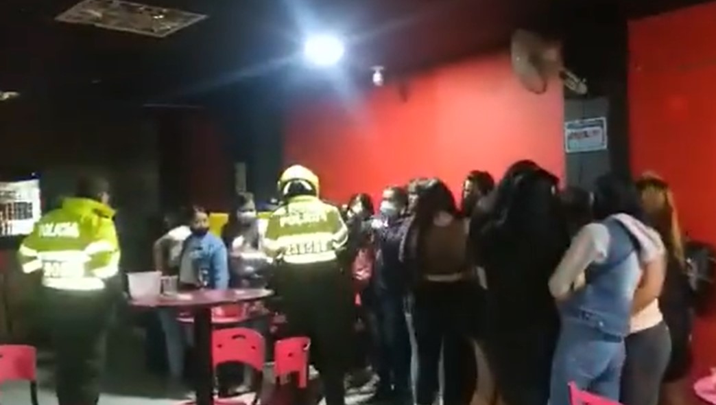 Todos los 65 asistentes a la fiesta ilegal recibieron comparendos, de acuerdo con la Policía. (Captura video Policía)