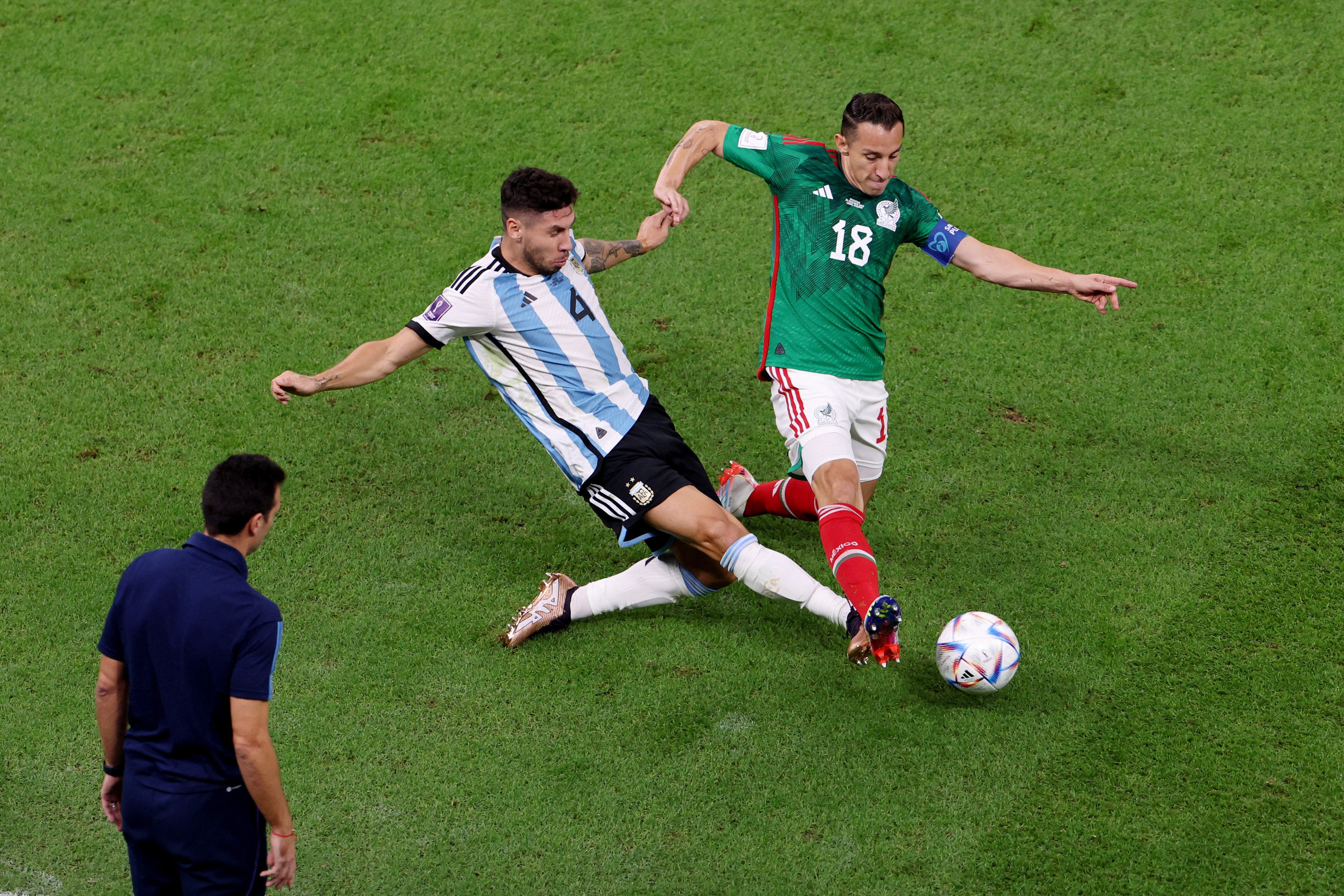 El lateral del Sevilla recibió la tarjeta amarilla en Argentina (REUTERS/Molly Darlington)