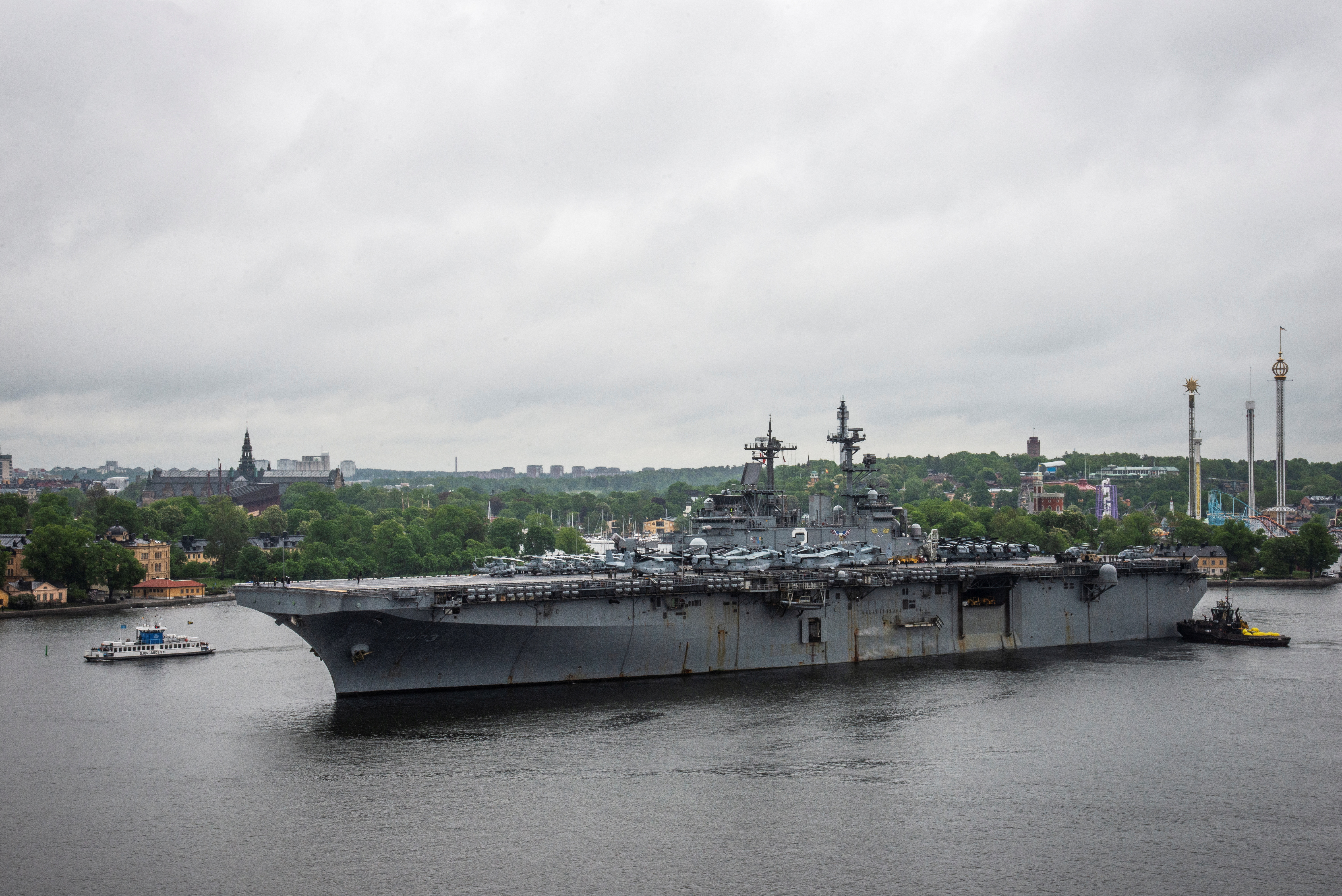 El buque de guerra de EEUU USS Kearsarge arriba al puerto de Estocolmo. TT News Agency/Helena Landstedt via REUTERS      