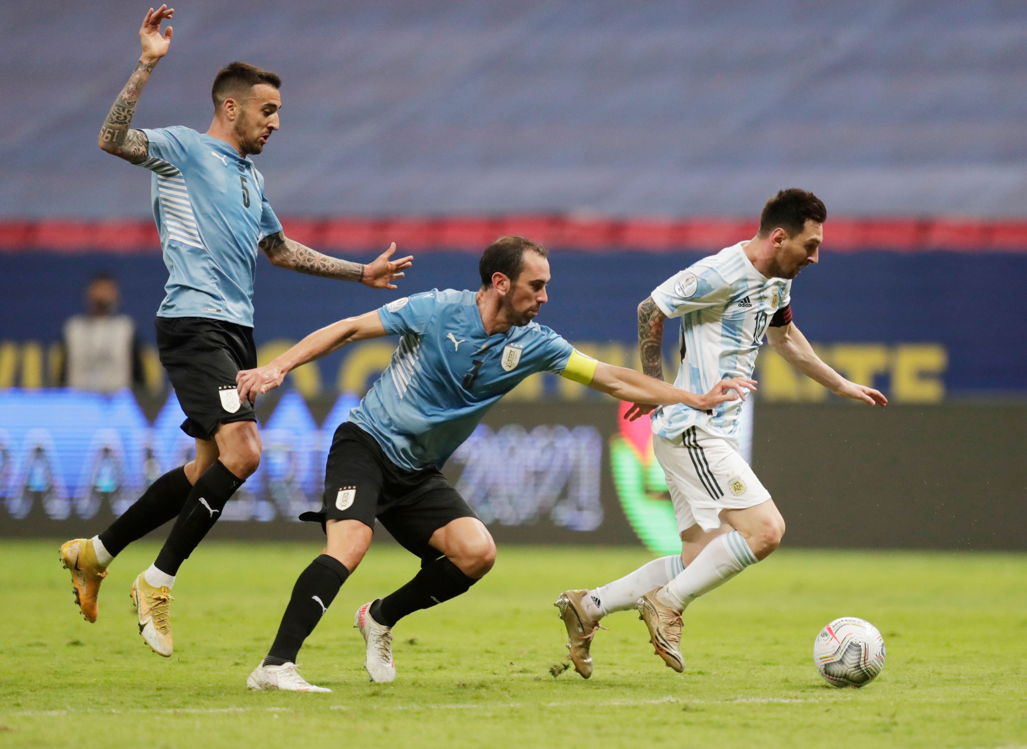 Argentina venció a Uruguay con una gran actuación de Lionel Messi (REUTERS/Ueslei Marcelino)