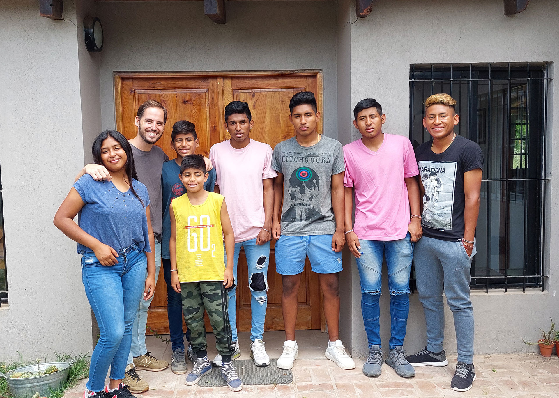 Diego Bustamante es el tutor legal de los siete hermanos que adoptó en Santiago del Estero. Juntos construyeron su casa