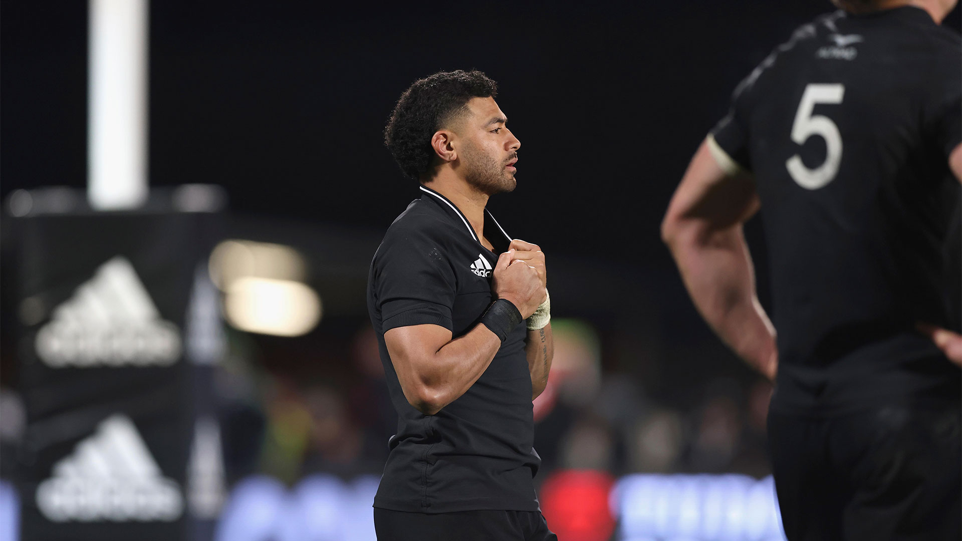 Richie Mo'unga, una de las estrellas de los Hombres de Negro, tras la caída (Martin Hunter/Photosport via AP)