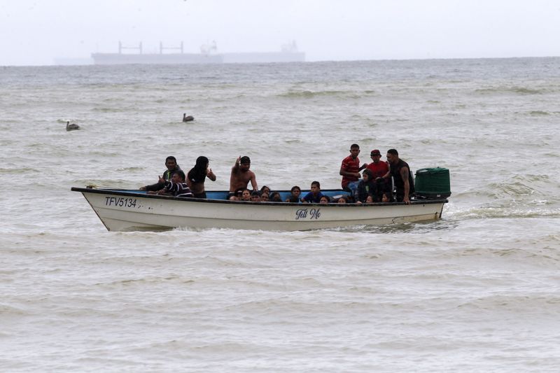 Migrantes venezolanos deportados llegan a la costa en la playa Los Iros, en Erin, Trinidad y Tobago, 24 de noviembre de 2020 (Reuters)