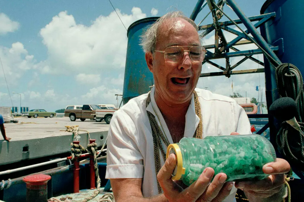 Mel Fisher en 1986, examinando algunas de las esmeraldas en bruto que su equipo recuperó del naufragio del Atocha.Credito: Jeffrey Cardenas/Associated Press