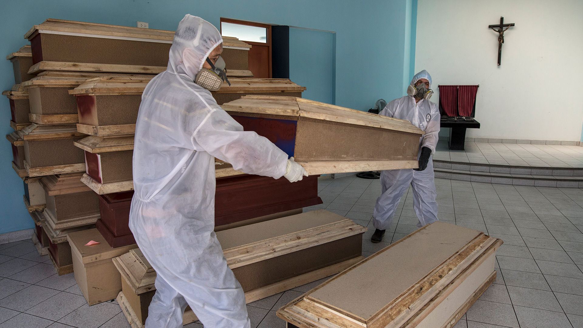 Ya son casi 350 mil los muertos por coronavirus en todo el mundo, según datos de la Universidad Johns Hopkins (AP Photo/Rodrigo Abd)