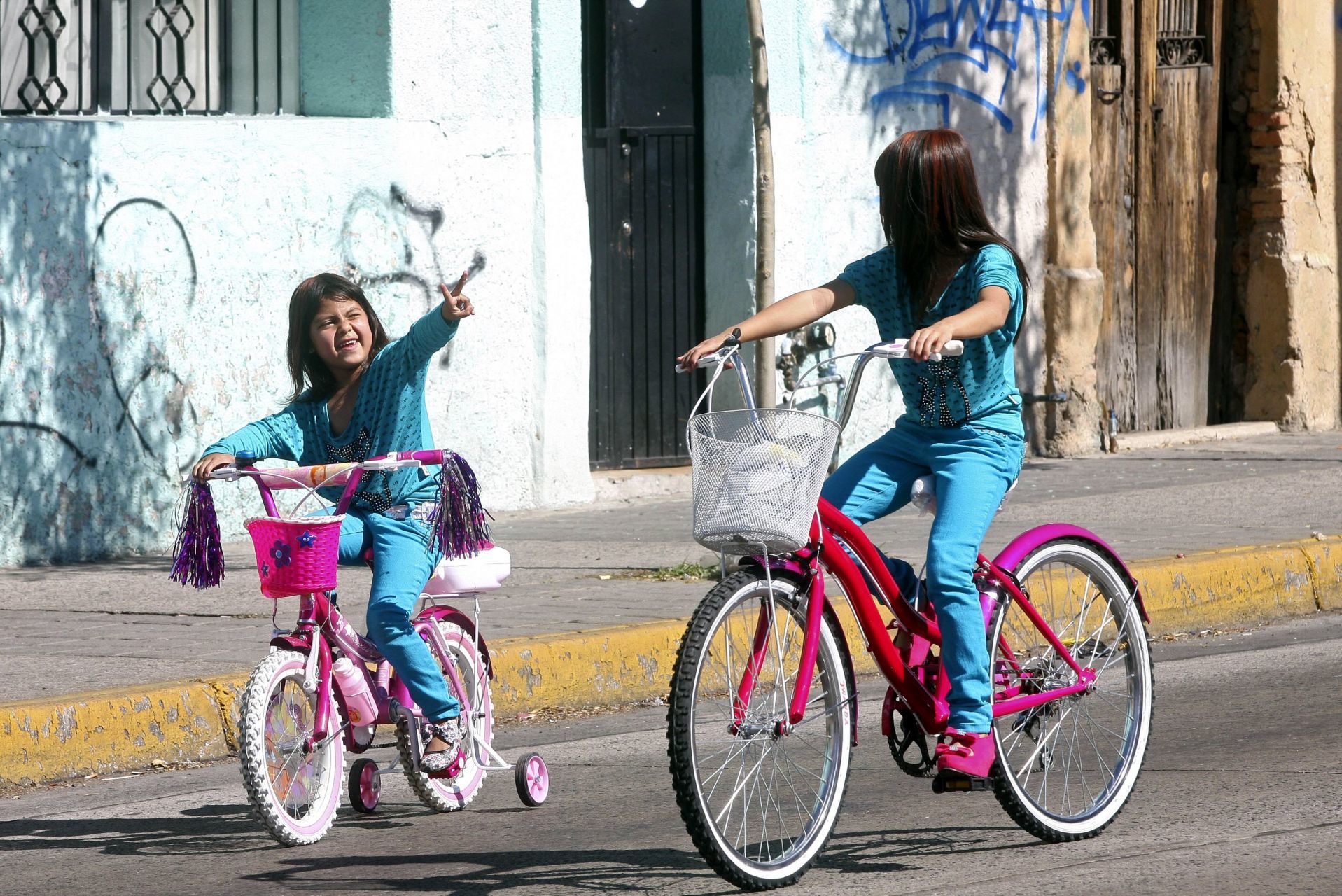 Un par de niñas andan en bicicleta