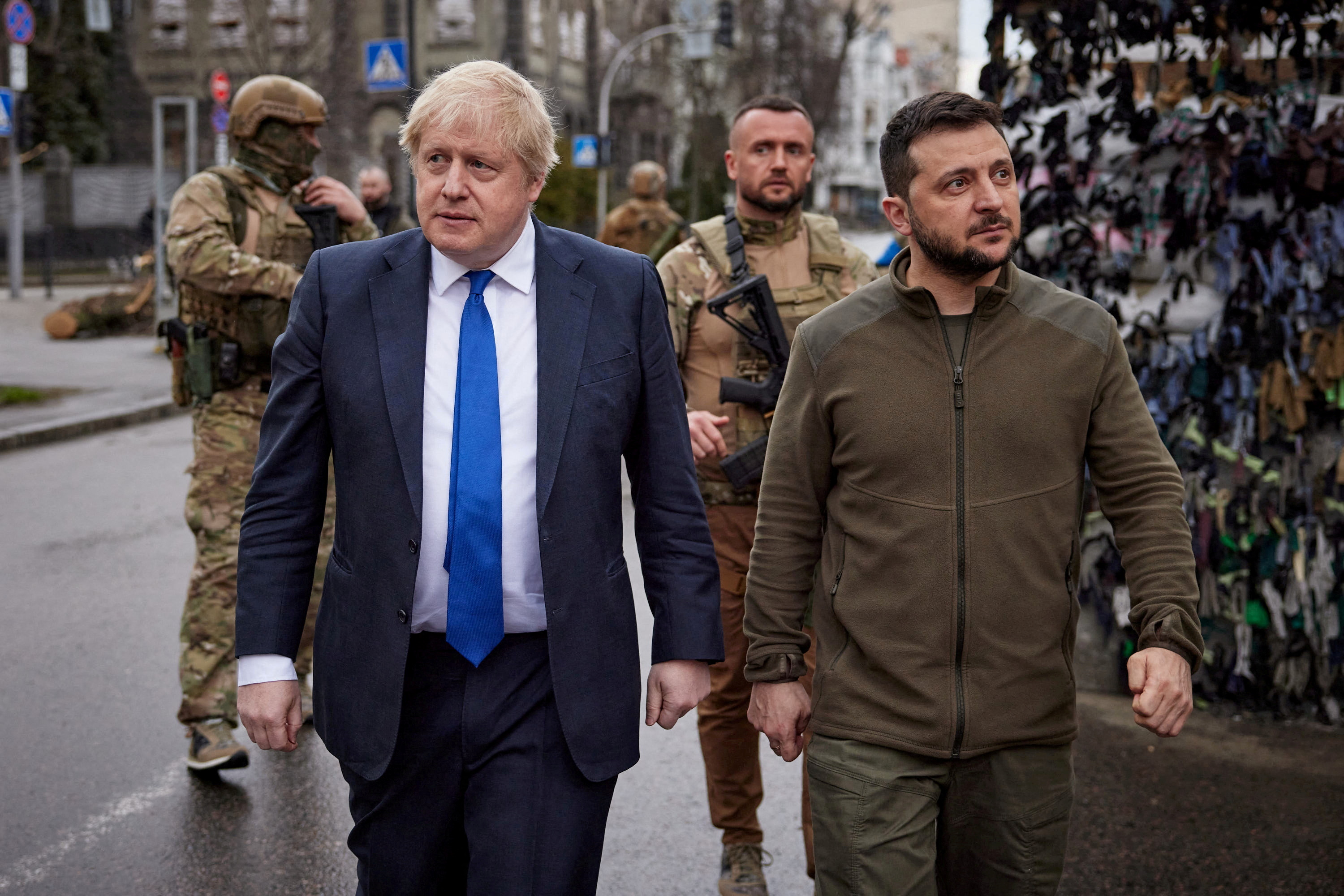 FOTO DE ARCHIVO: El presidente de Ucrania, Volodimir Zelensky, y el primer ministro británico, Boris Johnson, caminan por una calle tras una reunión, mientras continúa el ataque de Rusia a Ucrania, en Kiev, Ucrania, el 9 de abril de 2022. Servicio de Prensa de la Presidencia de Ucrania/Handout via REUTERS