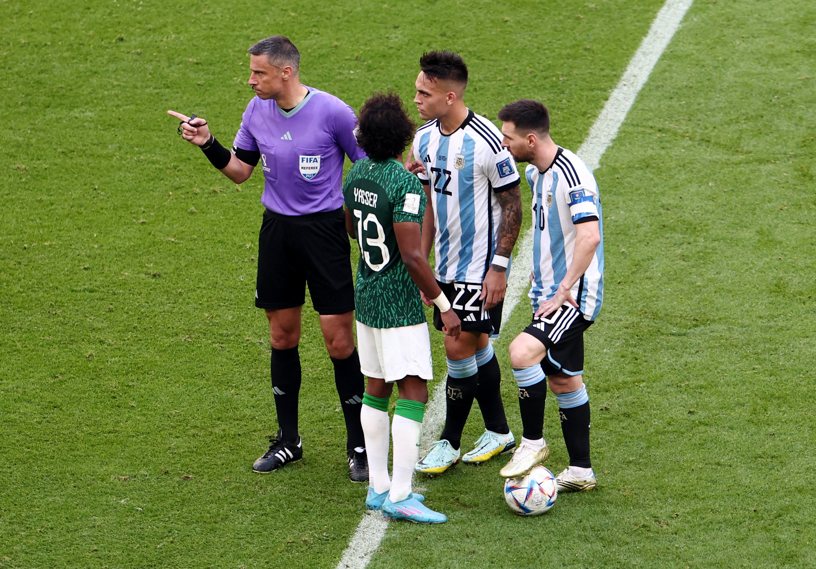 Laurato Martínez y Alejandro "Papu" Gómez intercedieron y arremetieron contra el futbolista árabe, que además fue advertido por el árbitro (REUTERS/Marko Djurica)