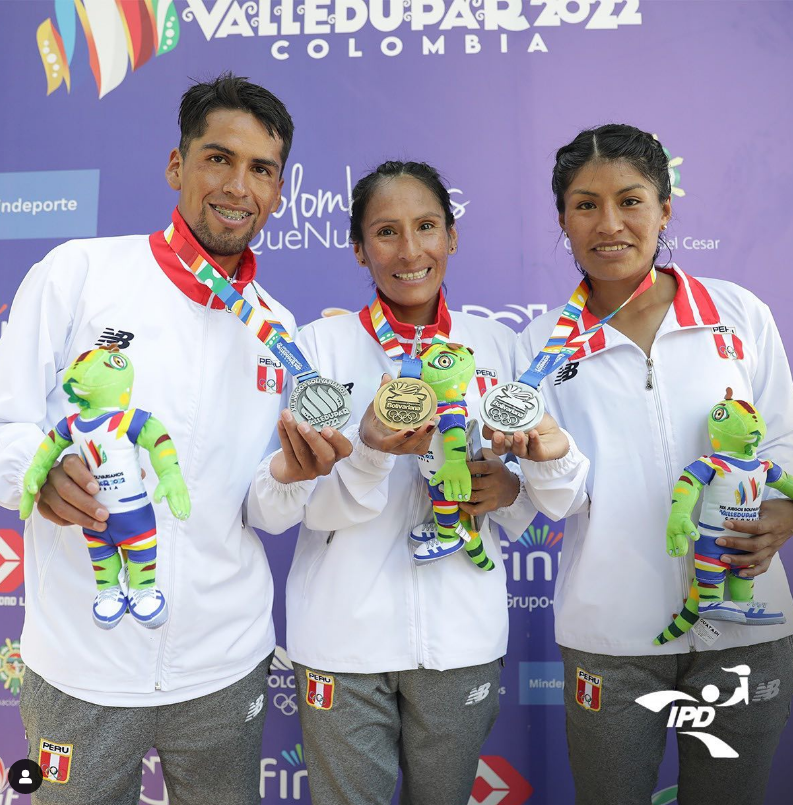 La media maratón femenina y masculina se pinto de rojo y blanco con la medalla de oro de Gladys Tejeda y la de plata de Luz Mery y Rio Ferdinand.